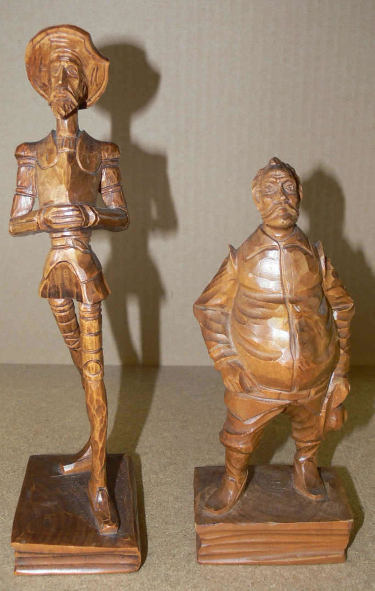 Zwei Holz - Skulpturen, Don Quijote und Sancho Panza. H: ca. 25,5 cm und ca. 21 cm.
