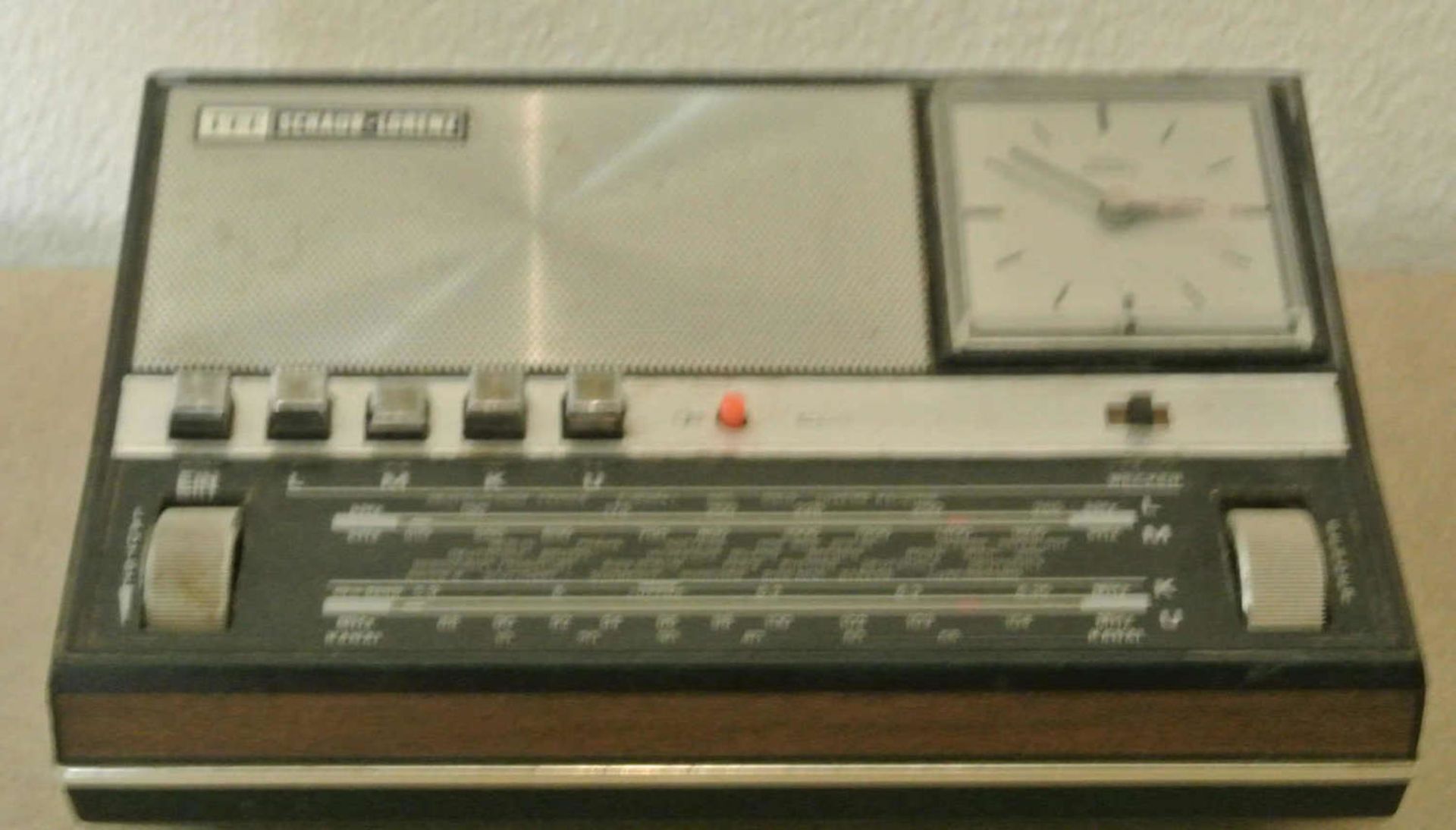 1 altes Clock Radio von Schaub-Lorenz, Funktion nicht geprüft (Kabel fehlt)