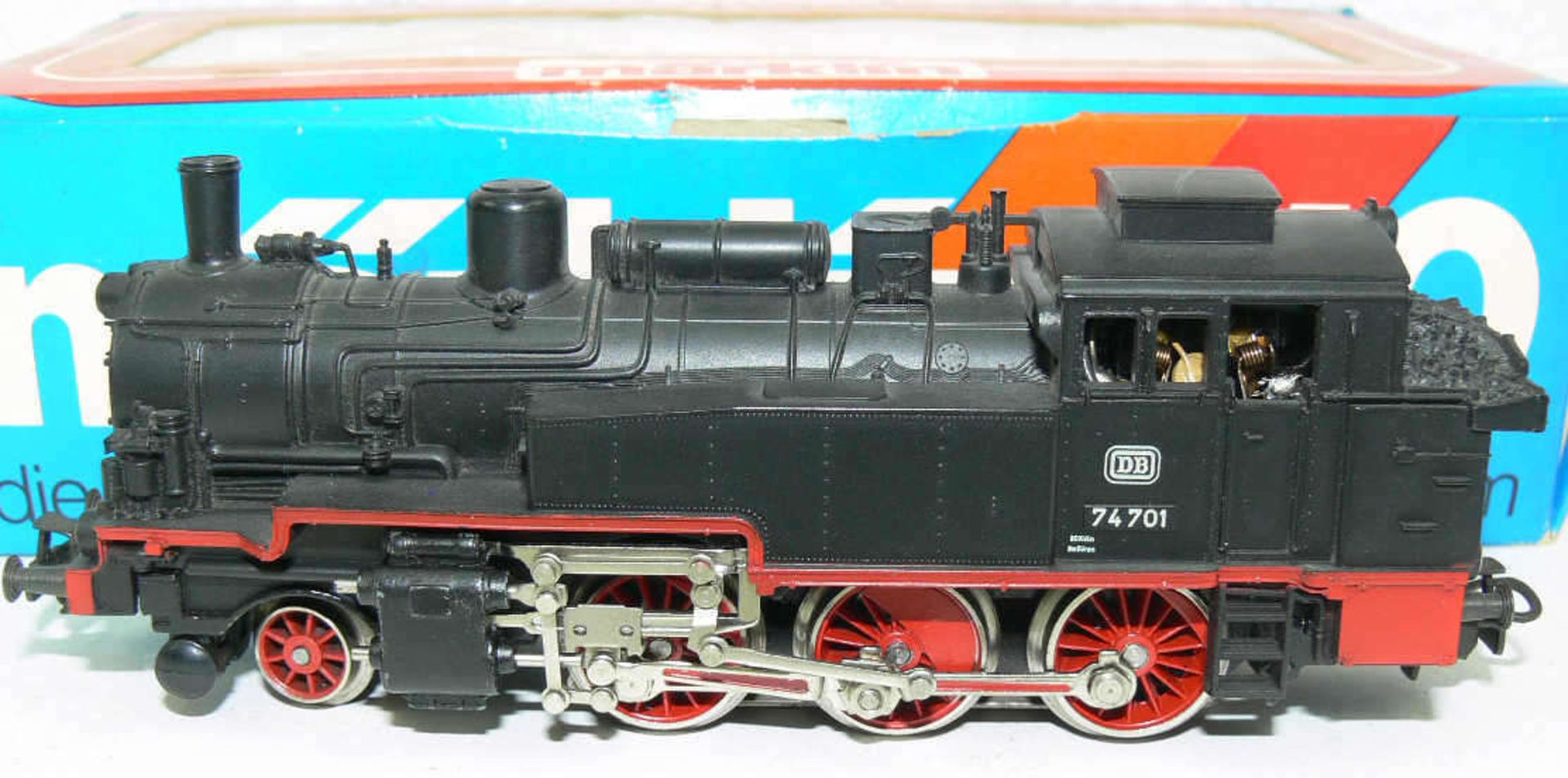 Märklin H0 3095, Dampflokomotive BR 74 der DB. BN 74 701. Leichte Laufspuren. In OVP.