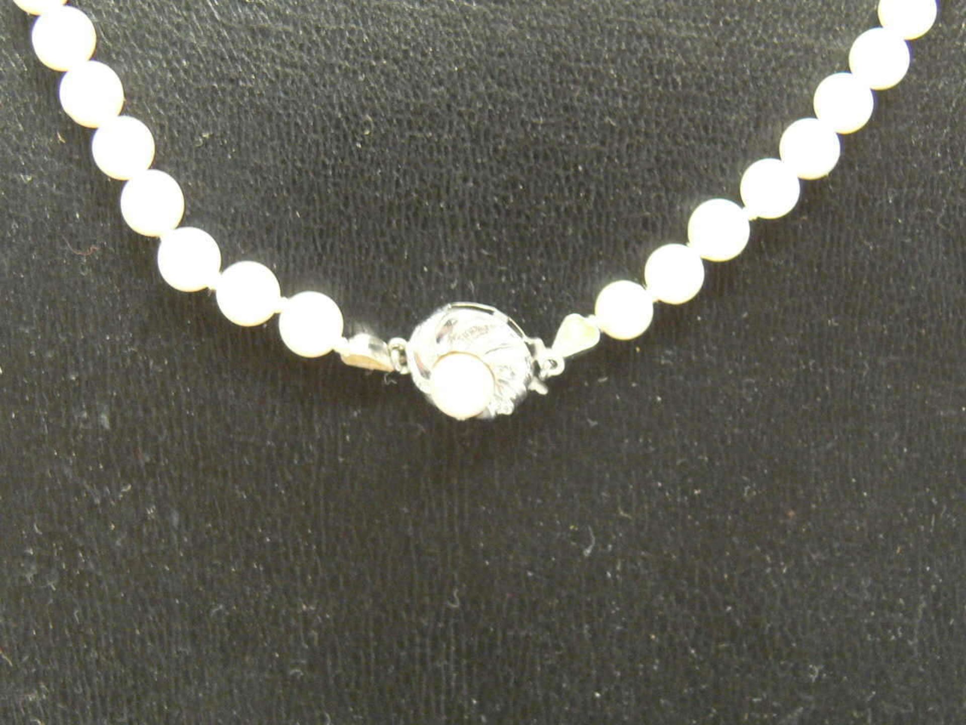 Echtperlenkette mit 333er Weißgold-Verschluß. Kettenlänge ca. 60 cm Pearl necklace with 333 white - Bild 2 aus 2