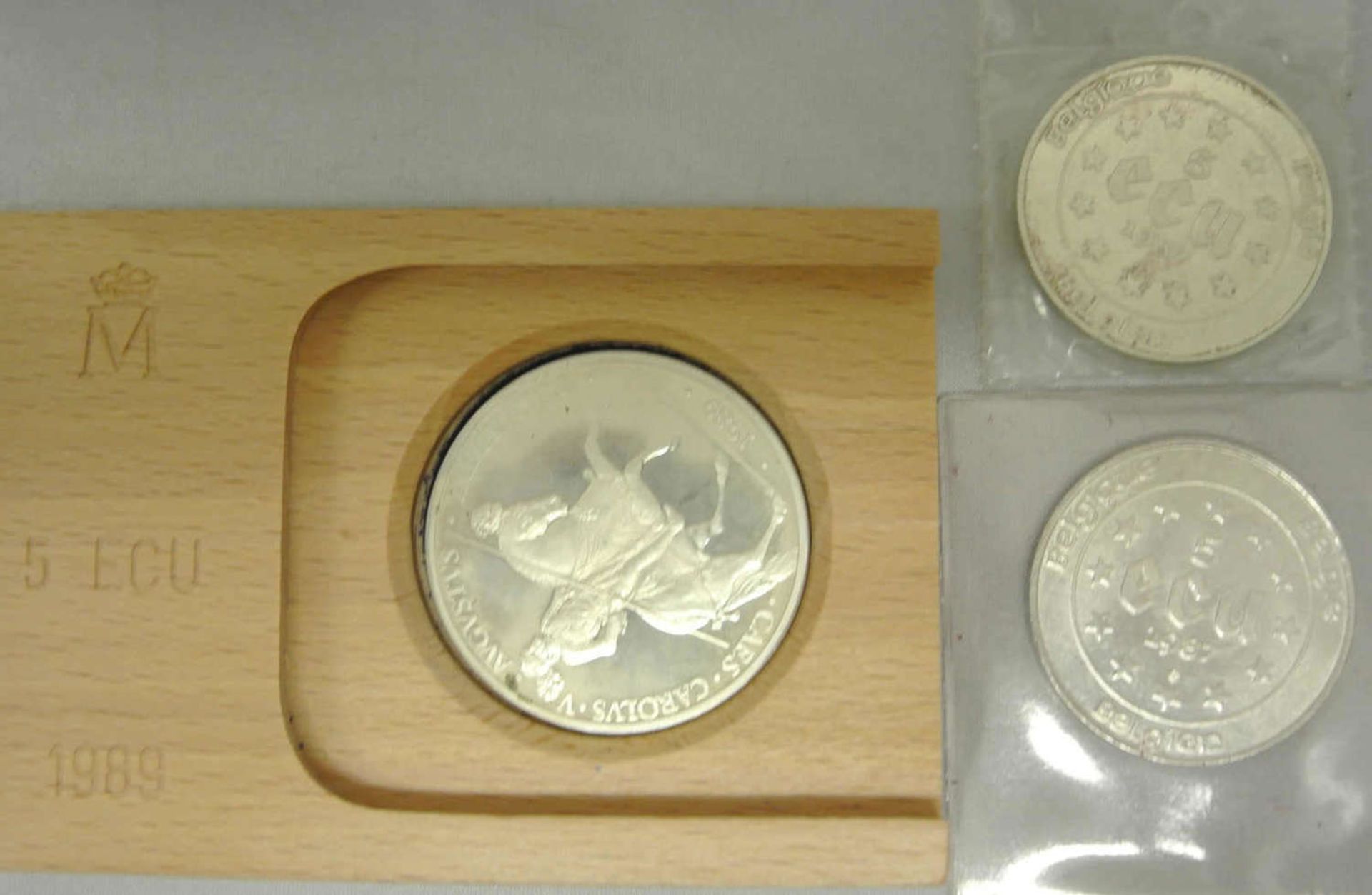 3x 5 Ecu Münzen, 2x Belgien 1987, sowie 1x Spanien 1989 - diese im Original Holzbox