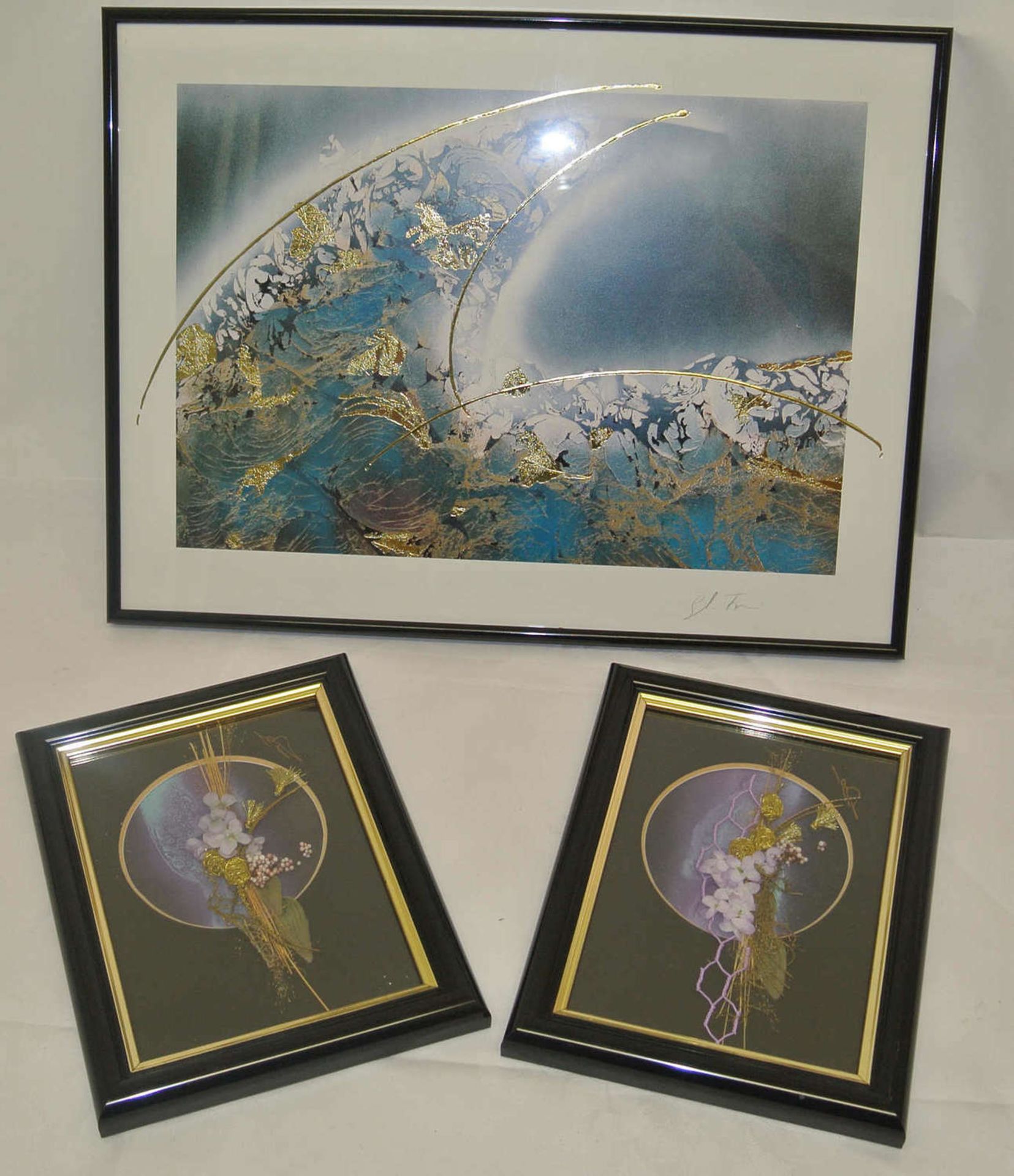 3 abstrakte Gemälde, teilweise mit aufgesetztem Stroh und Blättern, alle 3 signiert, hinter Glas