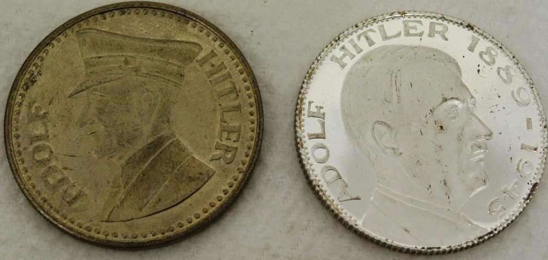2 Medaillen "Adolf Hitler", versilbert, moderne Ausführung. 1x 1889-1945, sowie1x mit Schirmmütze - Bild 2 aus 2
