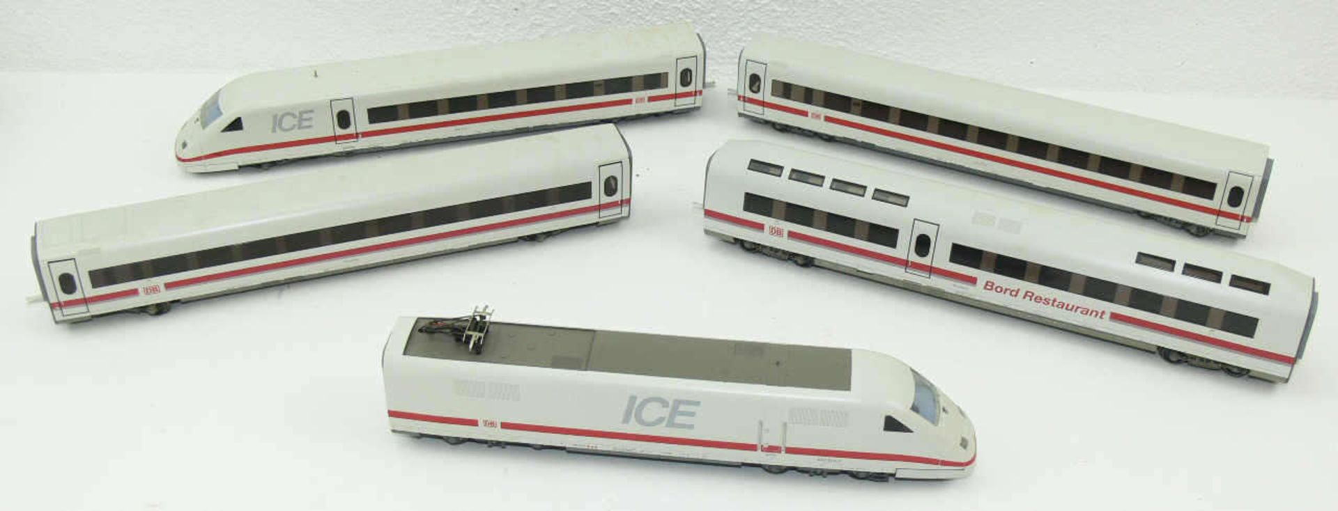 Märklin ICE - Zug, bestehend aus: Triebwagen, 2 x Großraumwagen und Bord - Restaurant.