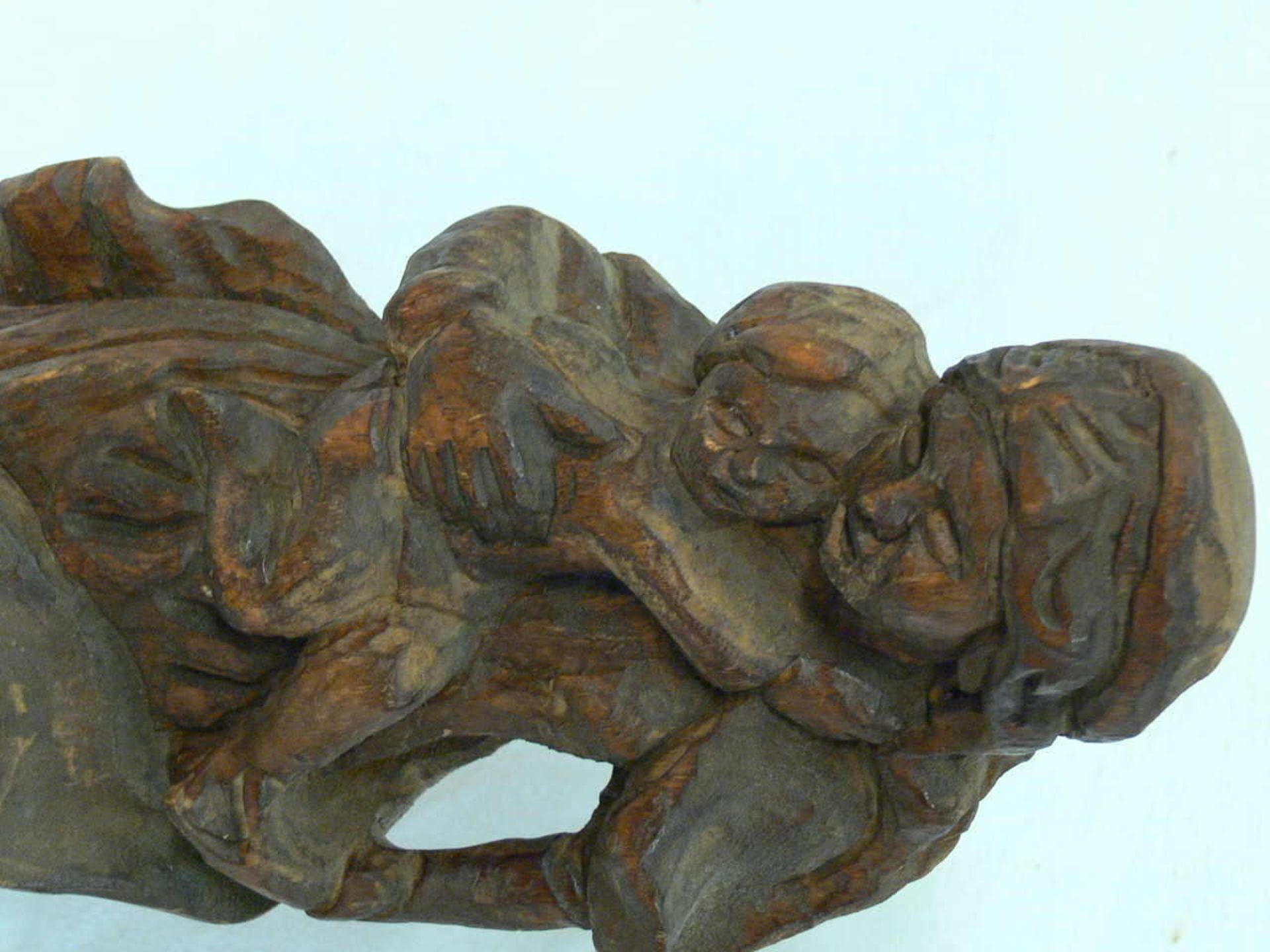 geschnitze Madonnen-Figur mit Jesuskind auf dem Arm, Höhe ca. 51 cm, Breite ca. 17 cm, sowie 1 Inri, - Bild 2 aus 3