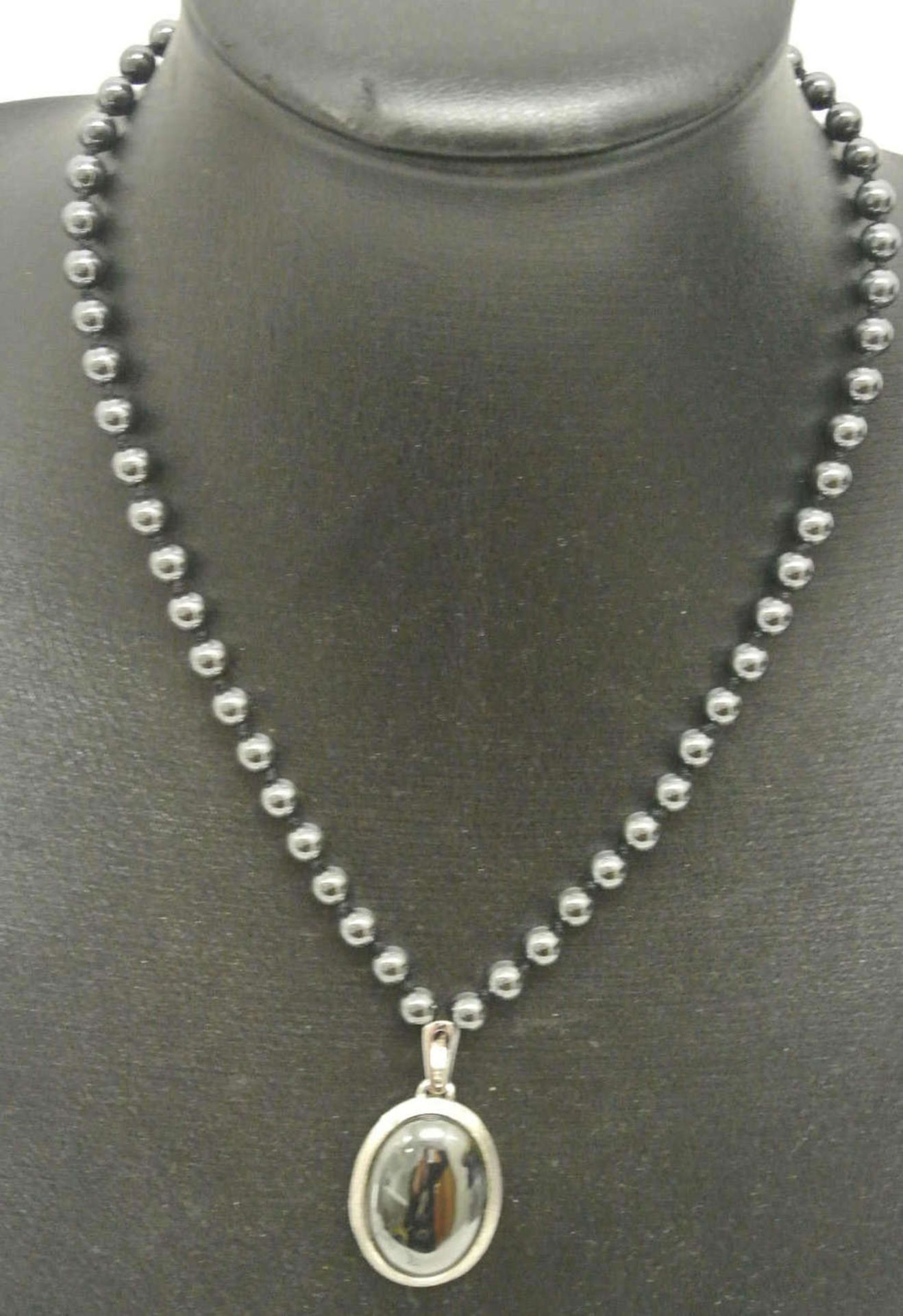 2 Hämatitketten. 1x mit Silberanhänger, 835er gepunzt. 2 hematite chains. 1x with silver pendant, - Bild 3 aus 3