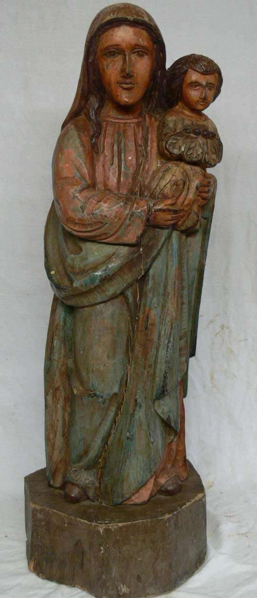 große alte Madonnenfigur mit Jesuskind, Figur stand in der Kirche, farbig bemalt, Holz besitzt