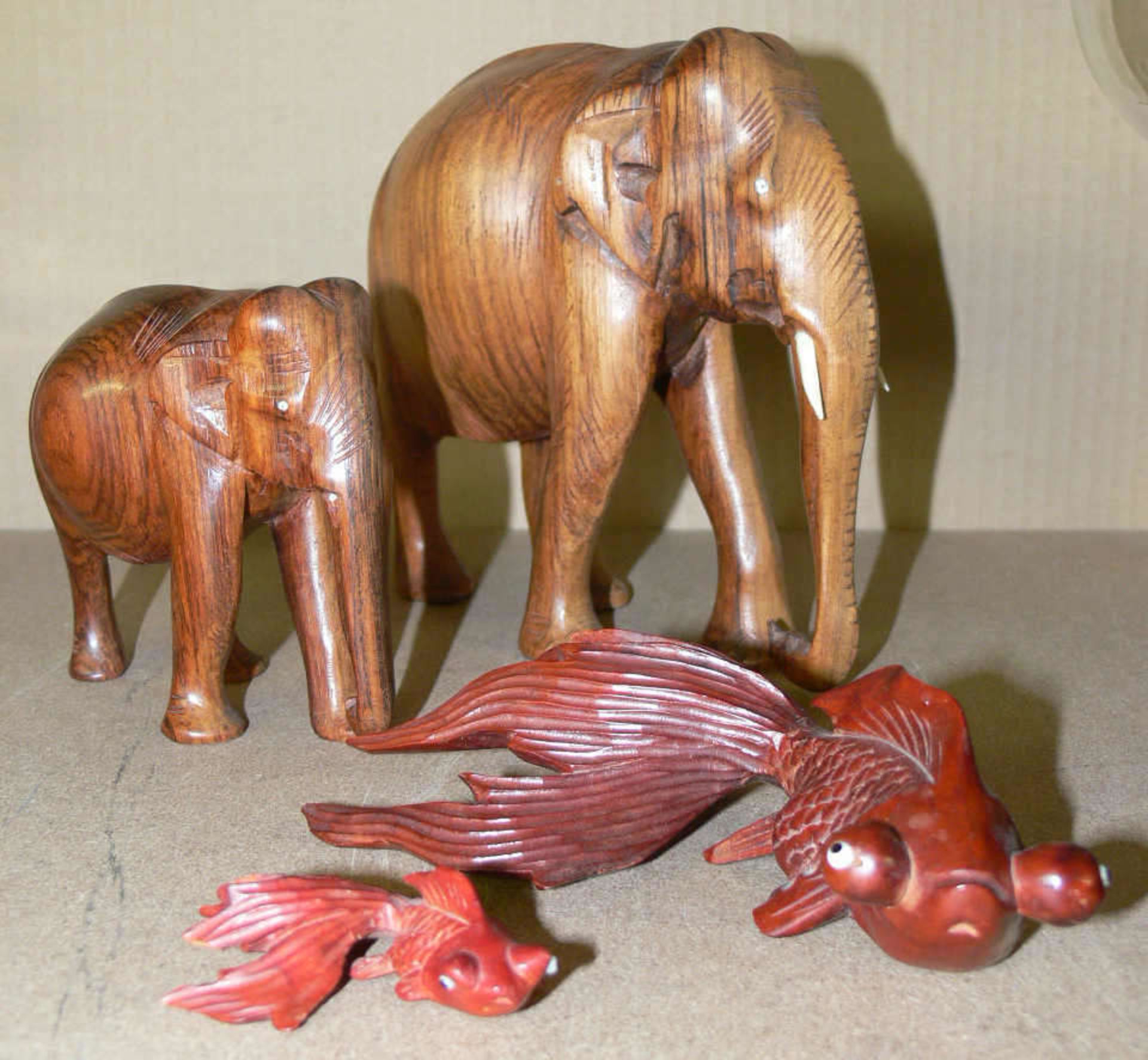 Lot Holz - Skulpturen, bestehend aus zwei Elefanten H: ca. 15,5 cm und ca. 10,5 cm und zwei