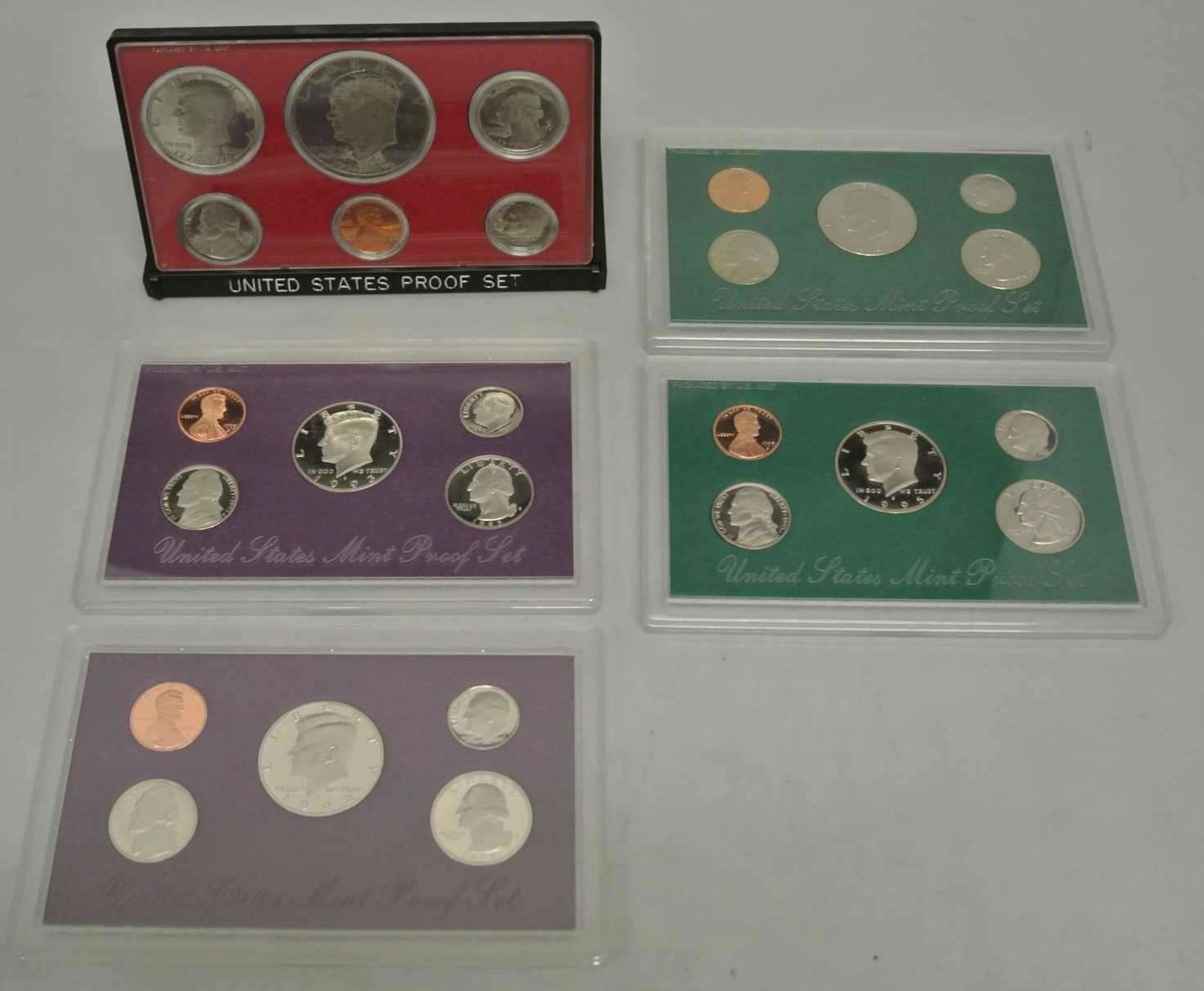 USA, 5 Kursmünzsätze, dabei Jahrgang 1992-1995, sowie 1 Proof Set von 1976