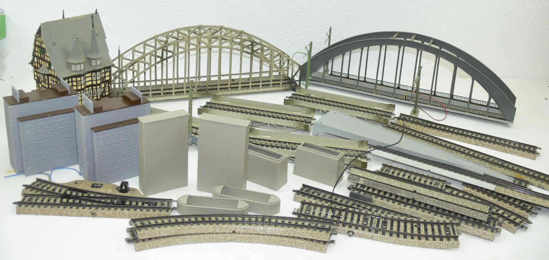 Märklin / Vollmer? Brücken, mit dazugehörigen Schienenmaterial, Brückenpfeiler etc.