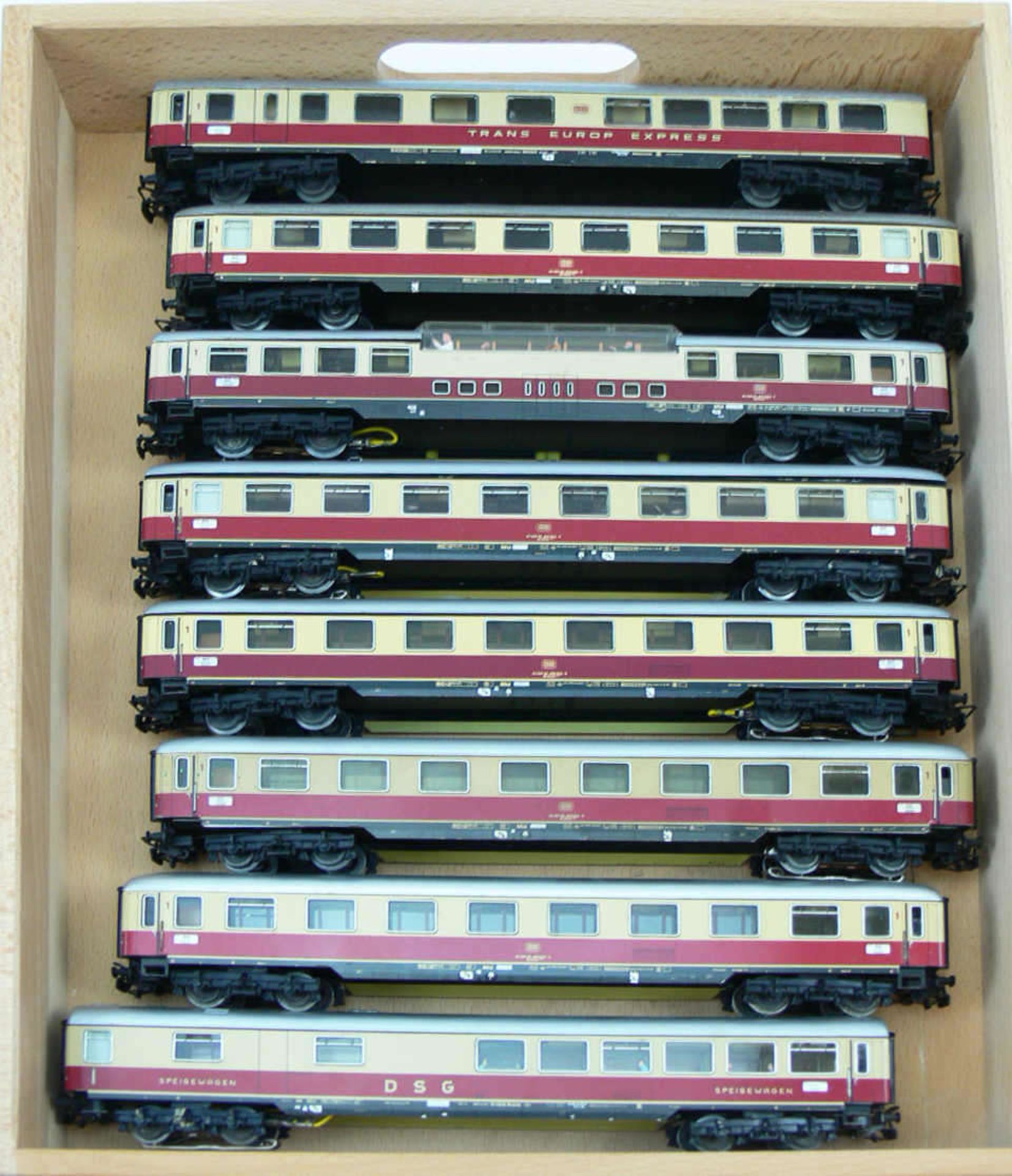 Märklin acht TEE/IC - Wagen, bestehend aus Panoramawagen, Barwagen, DSG Speisewagen, 5 x