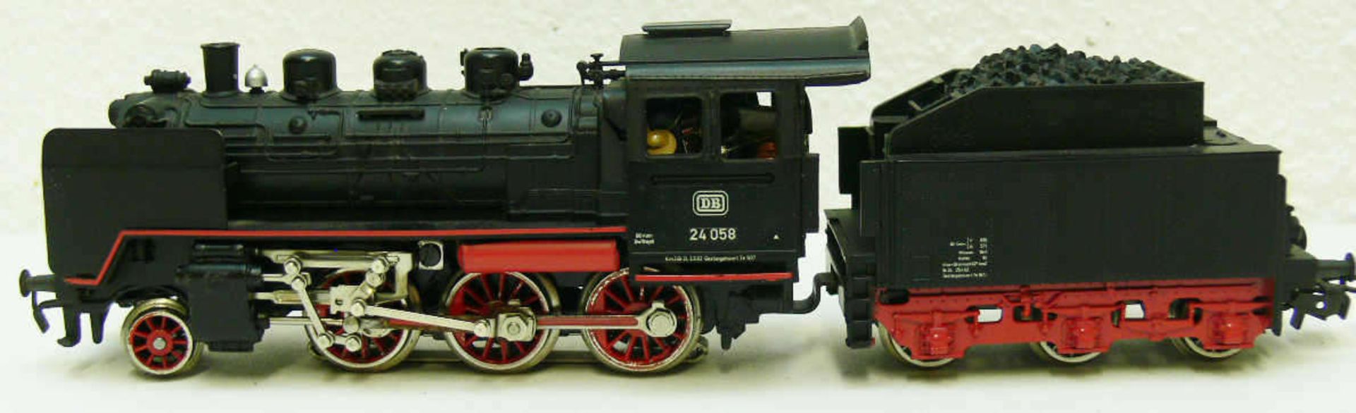 Märklin Dampflokomotive mit Schlepptender BR 24 der DR. BN 24 058. Ohne OVP. Guter Zustand mit