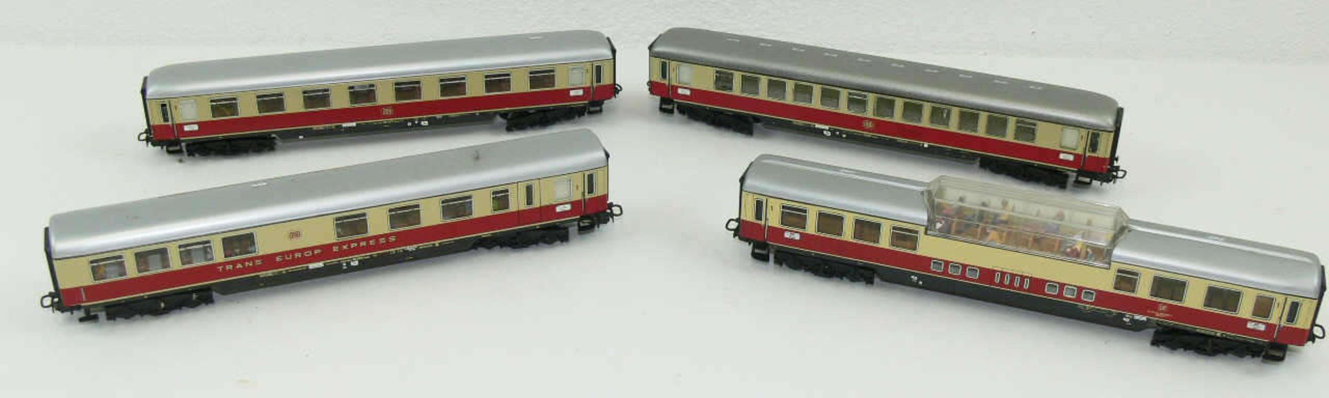 Märklin vier TEE - Wagen, bestehend aus zwei Großraumwagen AP 4üm, Av 4üm, 1 x Barwagen mit