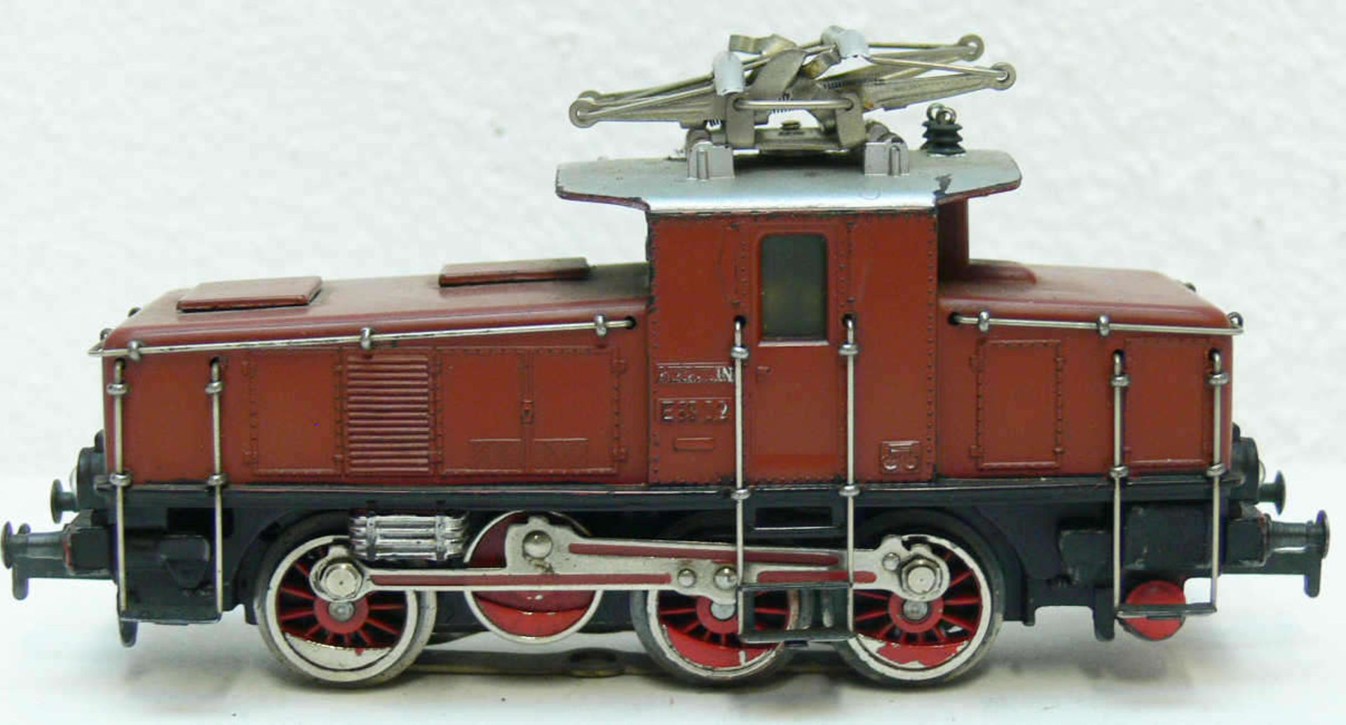 Märklin E - Lokomotive CE 800. Braun. Ohne OVP. Guter Zustand mit Laufspuren.