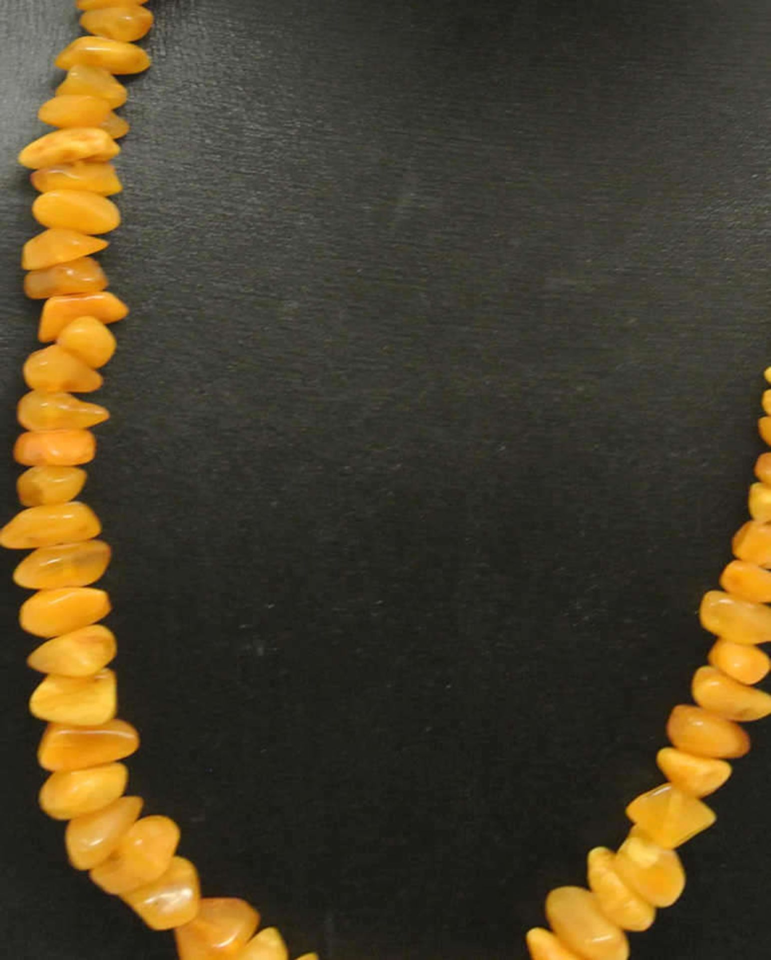 Butterscotch Bernsteinkette. Länge ca. 74 cm. Gewicht ca. 61,4 gr Butterscotch amber necklace.