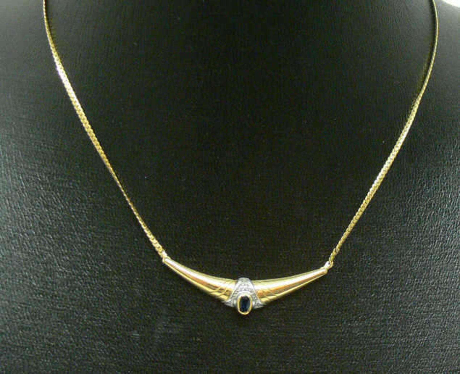 Collier, 333er Gelbgold, besetzt mit 1 Saphir, Länge ca. 43 cm, Gewicht ca 5,9 gr Collier, 333er - Bild 2 aus 2