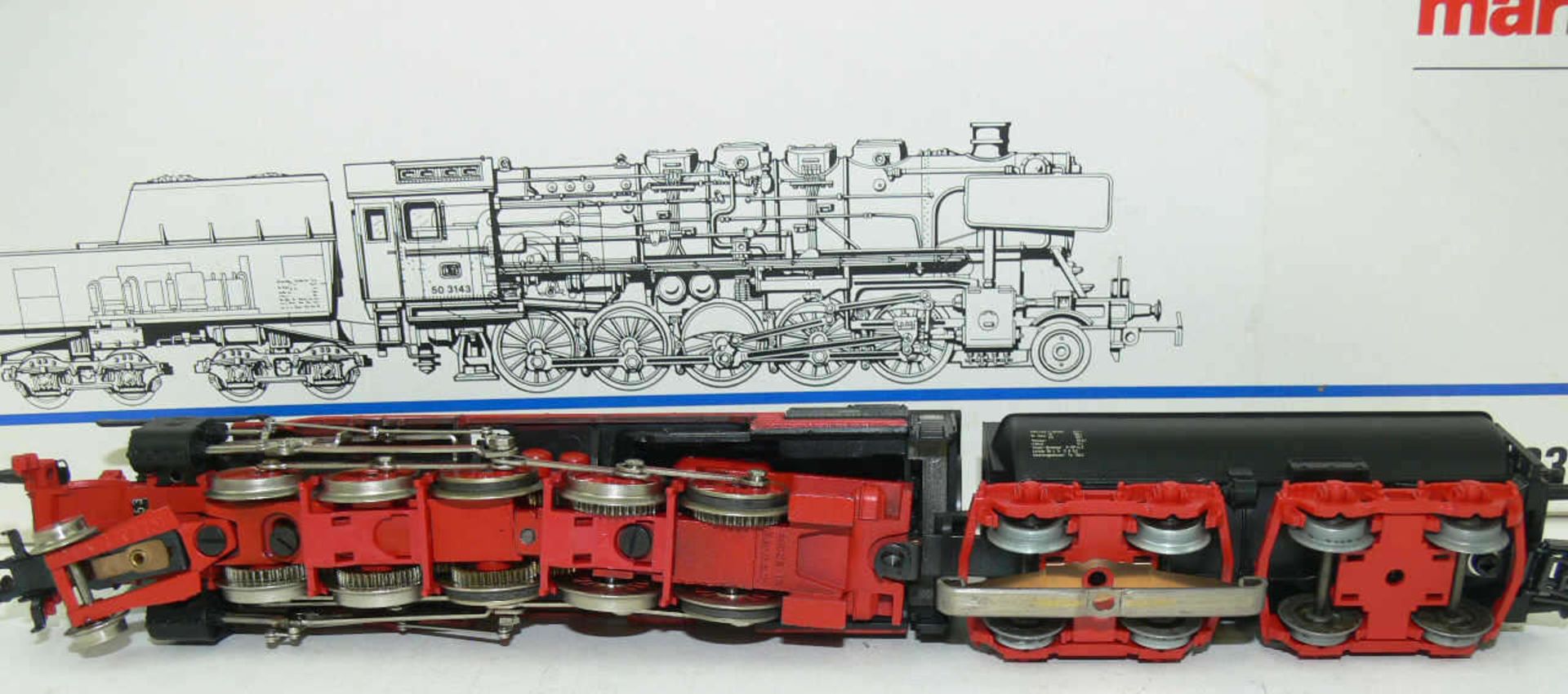 Märklin H0 3315, Dampflokomotive mit Schlepptender BR 50 der DB. BN 50 3143. Leichte Laufspuren. - Bild 2 aus 2
