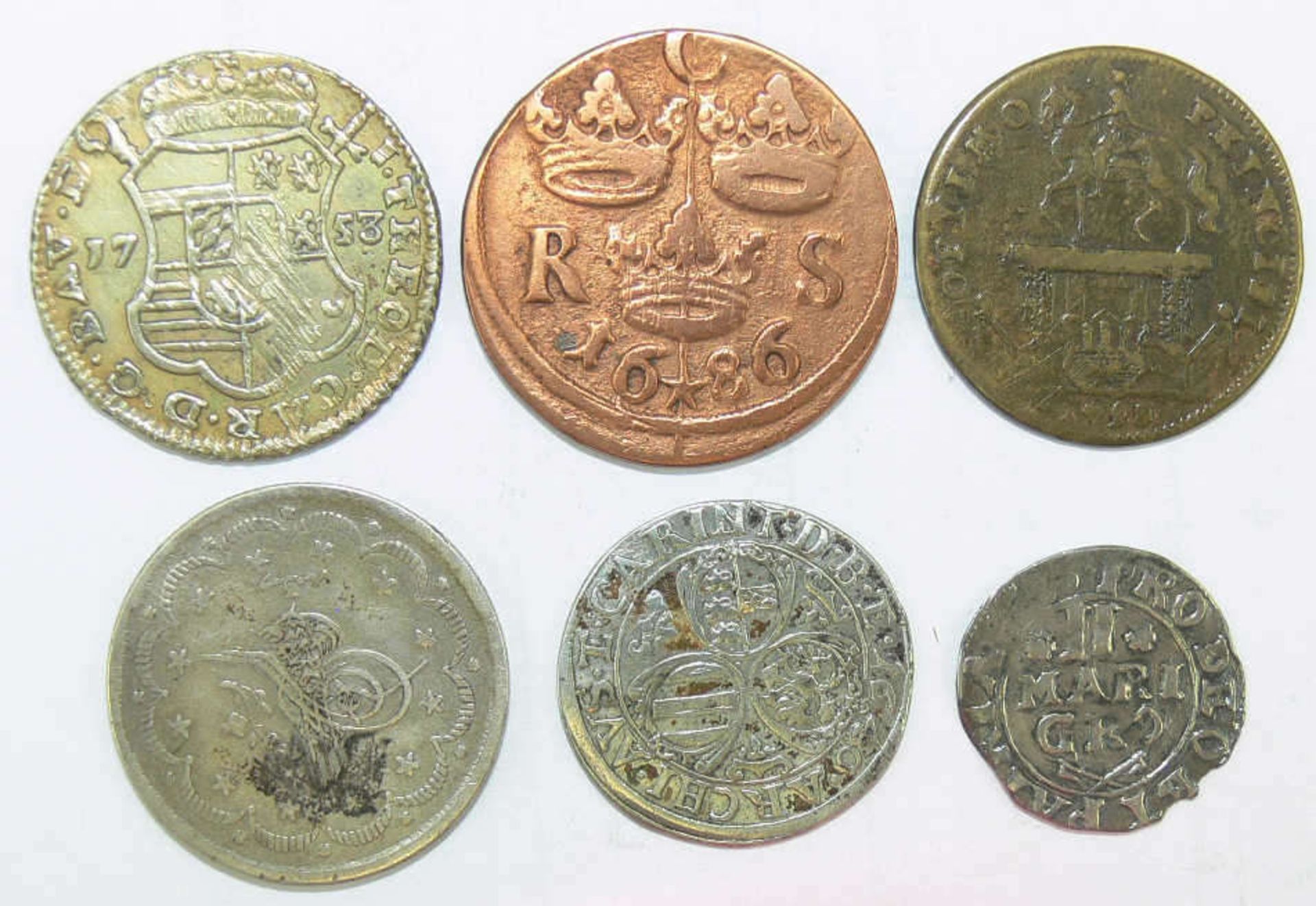 Lot alte Münzen, bestehend aus: 1.Schweden 1686, 1/6 Öre, Karl XI., 1660 - 97, Kupfer, vz. 2. Haus