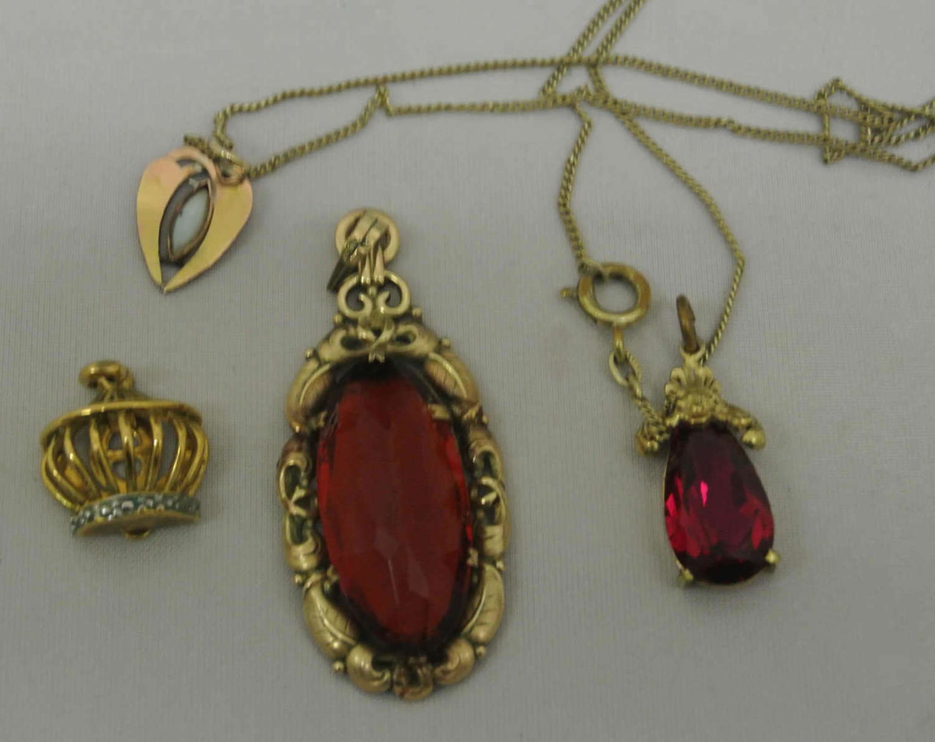 4 Teile alter Modeschmuck, bestehend aus 4 Anhängern. Dabei z.Bsp. Opal, etc. 30-70er Jahre