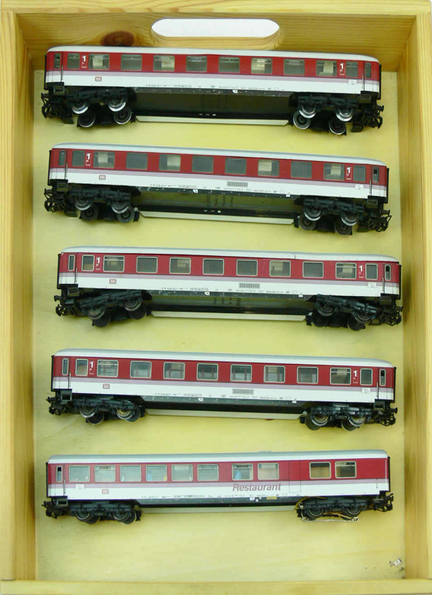 Märklin fünf IC - Wagen, bestehend aus Restaurant - Wagen, 2 x Abteilwagen und 2 x Großraumwagen.