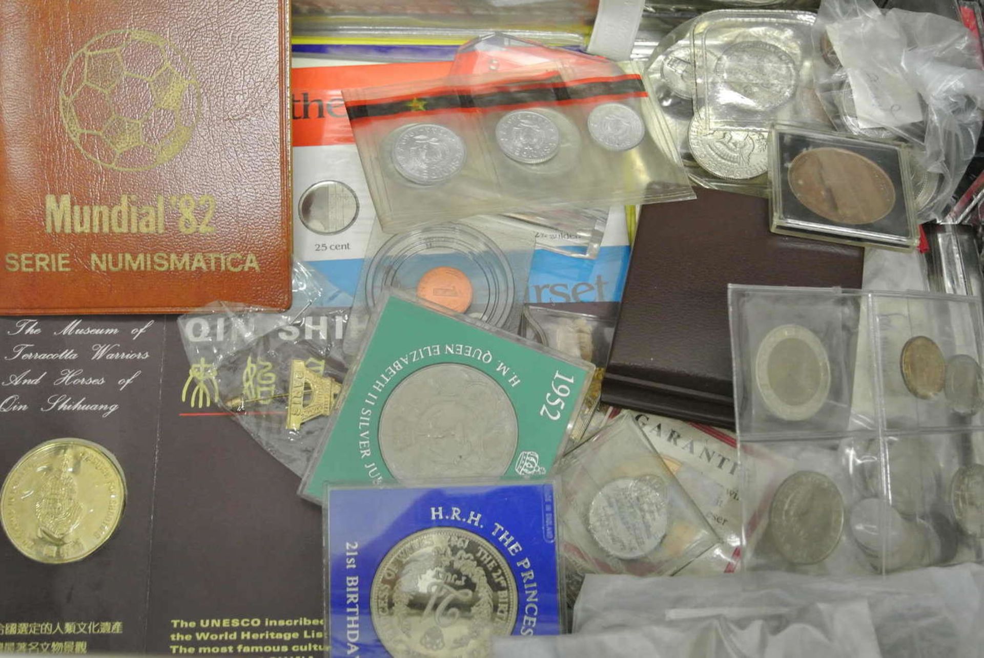 1 Blechdose mit Münzfundus, dabei z.Bsp. 1 Kursmünzsatz 1989 Russland, Medaillen, viele Münzen - Bild 2 aus 2