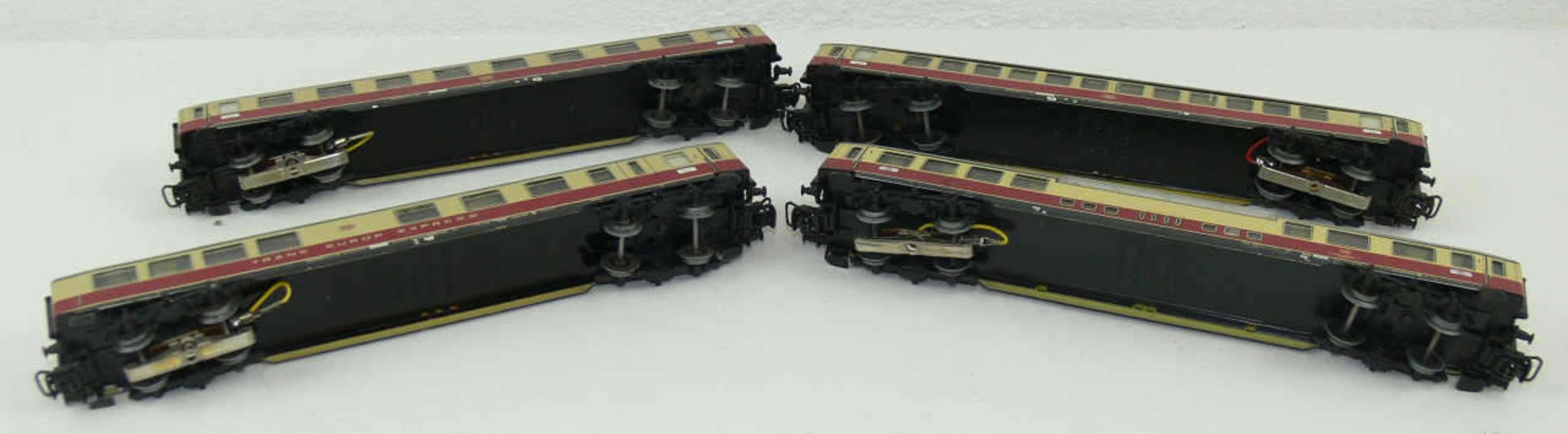 Märklin vier TEE - Wagen, bestehend aus zwei Großraumwagen AP 4üm, Av 4üm, 1 x Barwagen mit - Bild 2 aus 2