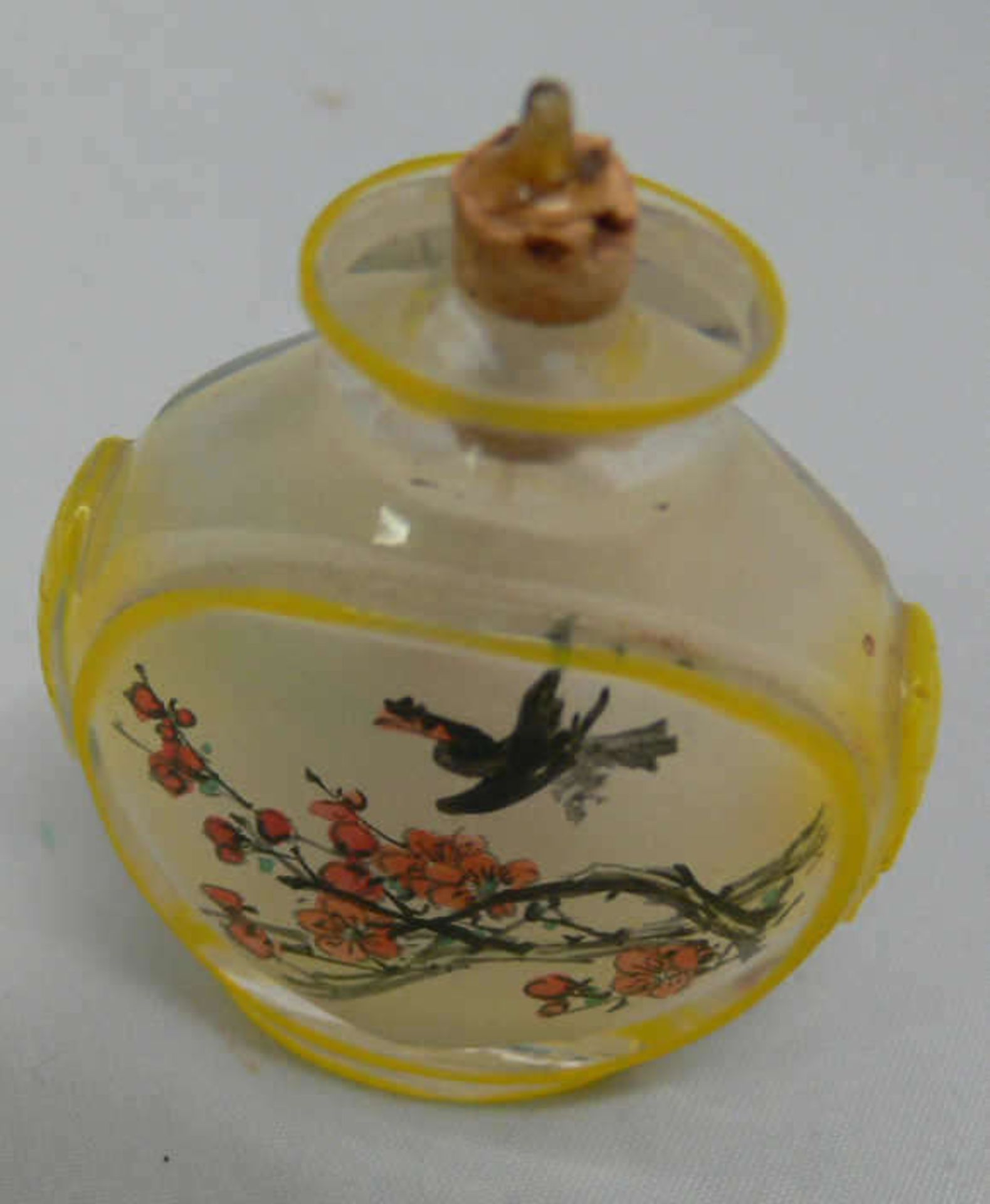China, Snuff-Bottle, mit Bemalung und Signatur. Außen erhöht. Höhe ca. 4 cm, Breite ca. 4 cm