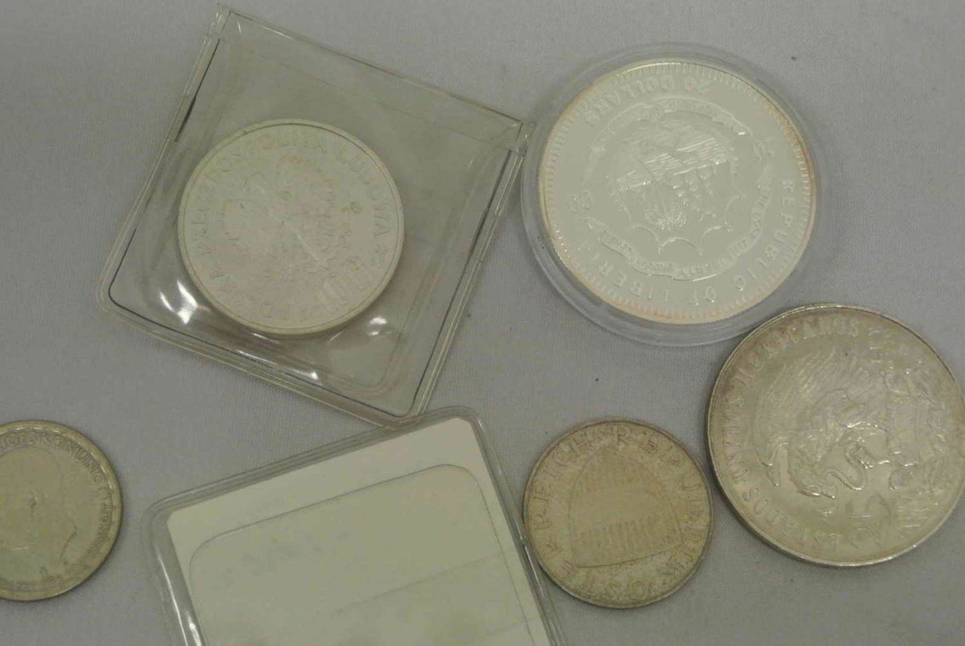 Lot Silbermünzen, insgesamt 6 Stück, Liberia 20 Dollar, Mexiko 25 Pesos, 100 Zloty, etc. Gewicht ca. - Bild 2 aus 2