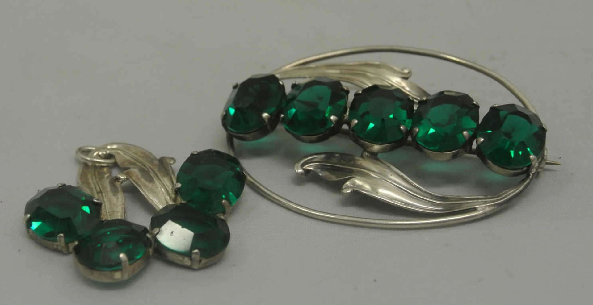 Modeschmuck Set, Art Deco, 30er Jahre, bestehend aus Brosche und Anhänger. Silberfarben mit grünen