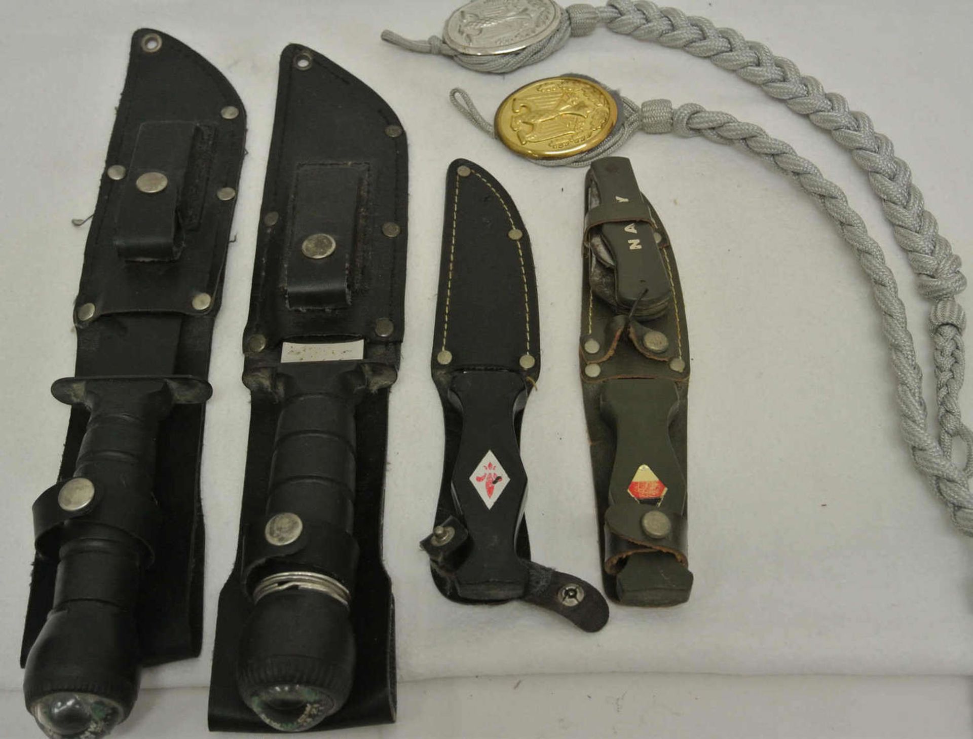 1 Lot Taschenmesser, insgesamt 4 Stück, sowie 2x Schnürre Bundeswehr