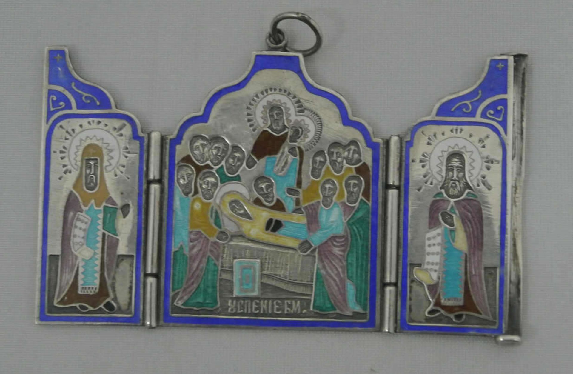 Ikonen Tryptichon als Schmuckanhänger, als Klappaltar. Mitte: Maria Himmelfahrt mit Aposteln, auf