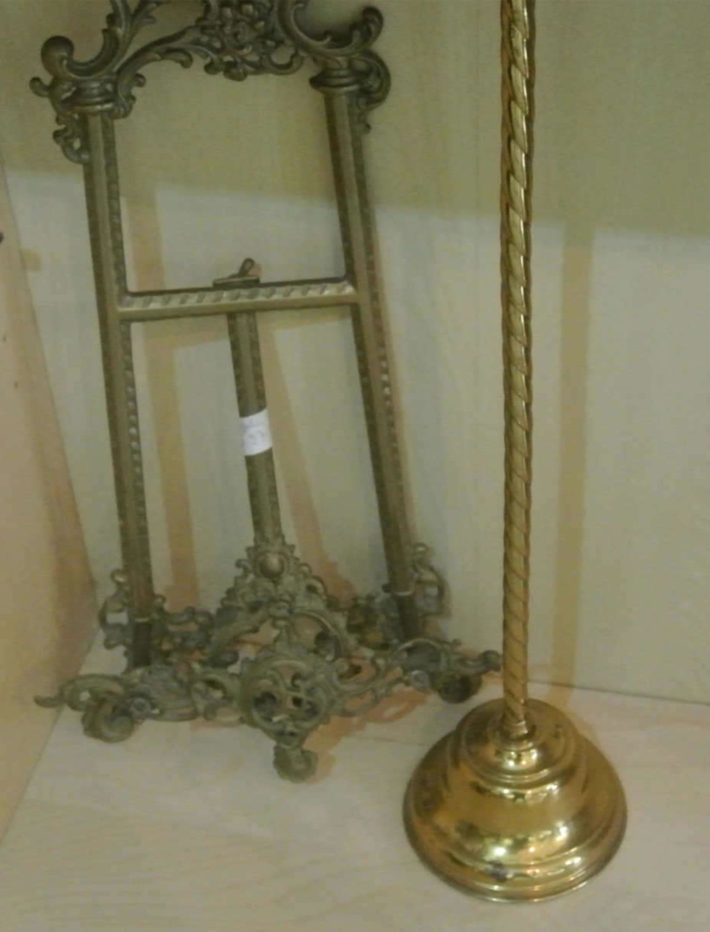 Messingstaffelei mit aufwendiger Verzierung, Höhe ca. 50 cm, guter Zustand, sowie 1 Lampenständer - Bild 2 aus 2