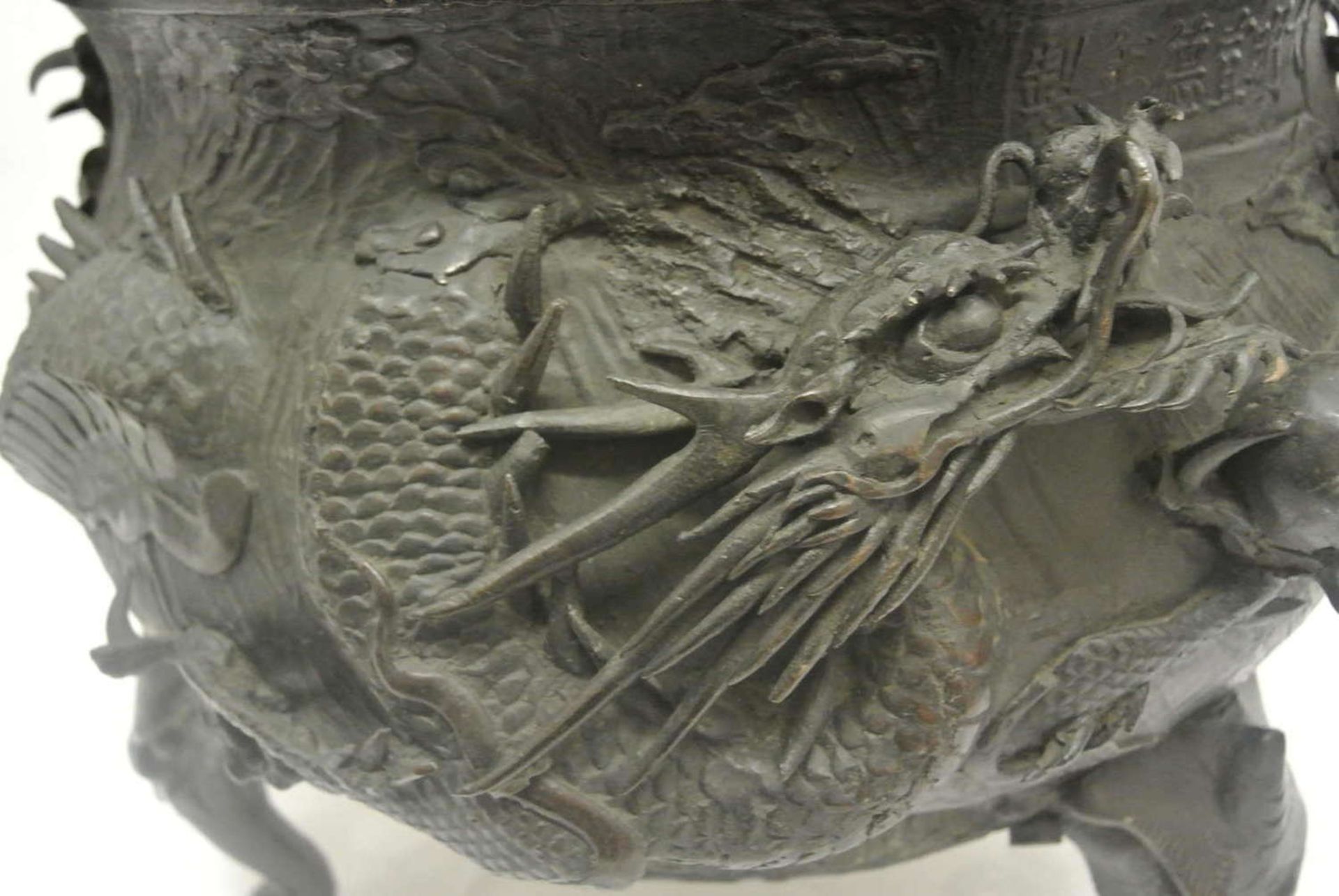 China, 1 großer Übertopf aus Bronze mit Drachenapplikationen, Ming - Dynastie. Sehr feine - Bild 2 aus 3
