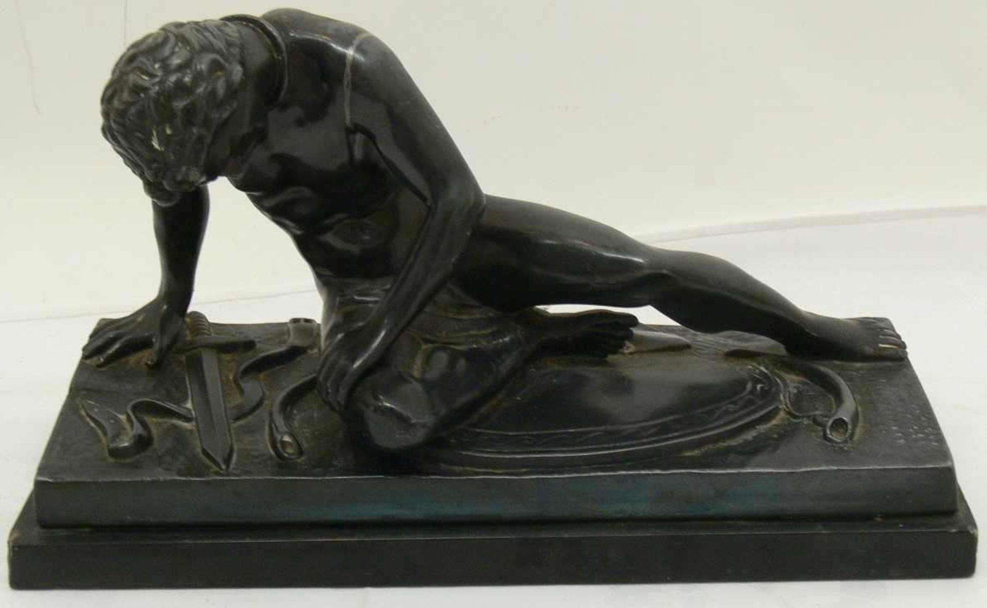 Metallfigur - Skulptur "Nackter Mann" mit 1 Hand abstützend, am Boden liegend 1 Schwert. Ohne