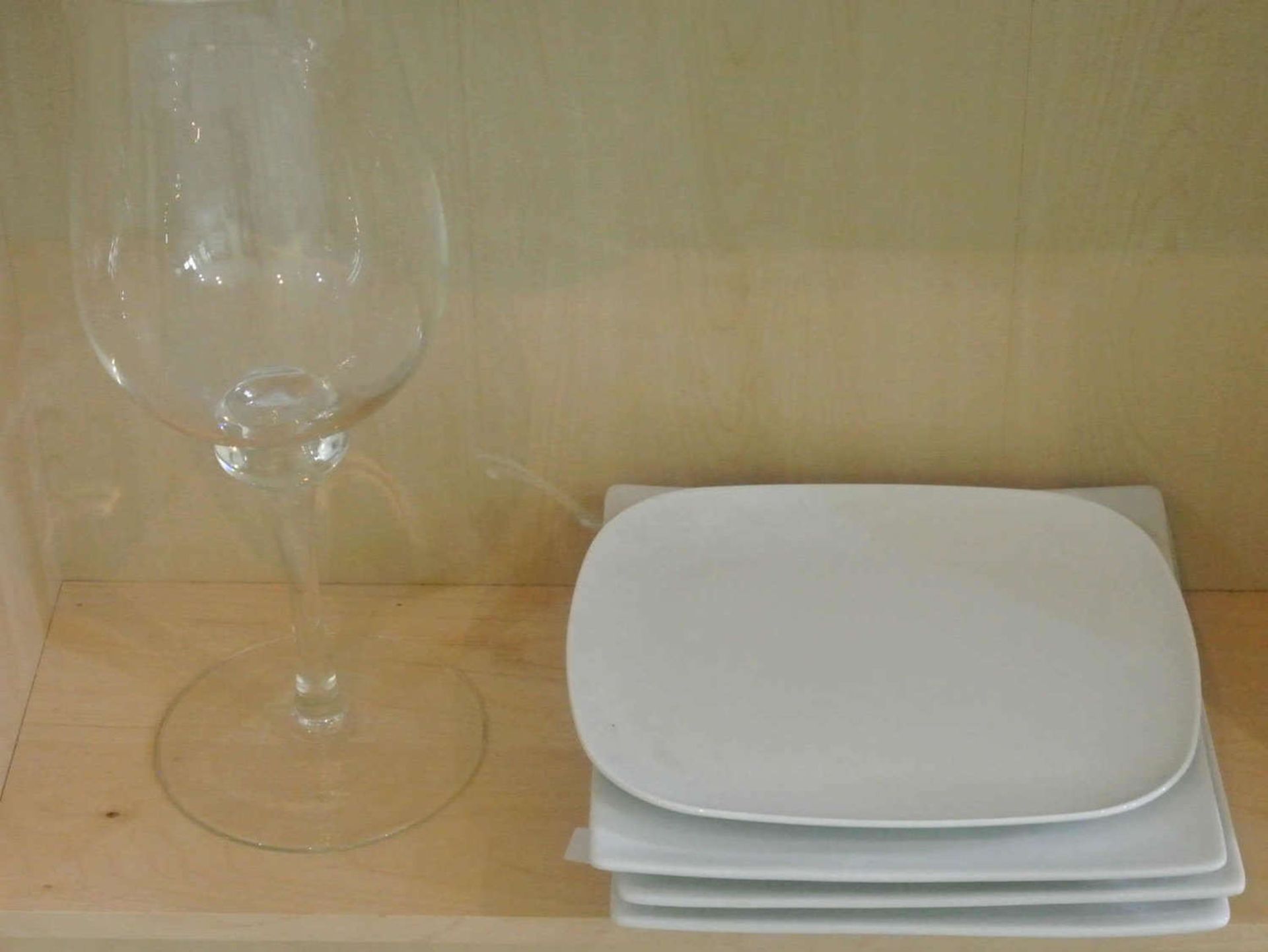 4 Teile Porzellan, bestehend aus 3 große rechteckige Vorlageteller, 1 Platte, sowie 1 große