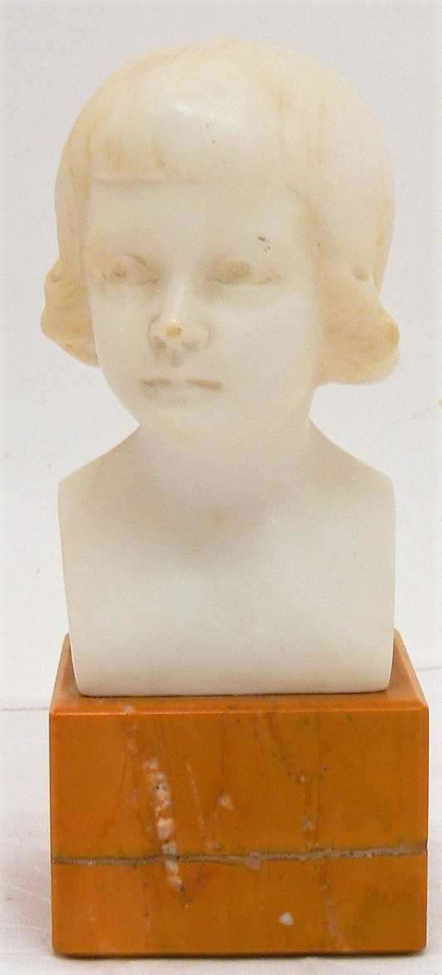 Bildhauer um 1900, kleine Jugendstil Büste, Portrait eines Mädchens, Alabaster auf Marmorsockel.