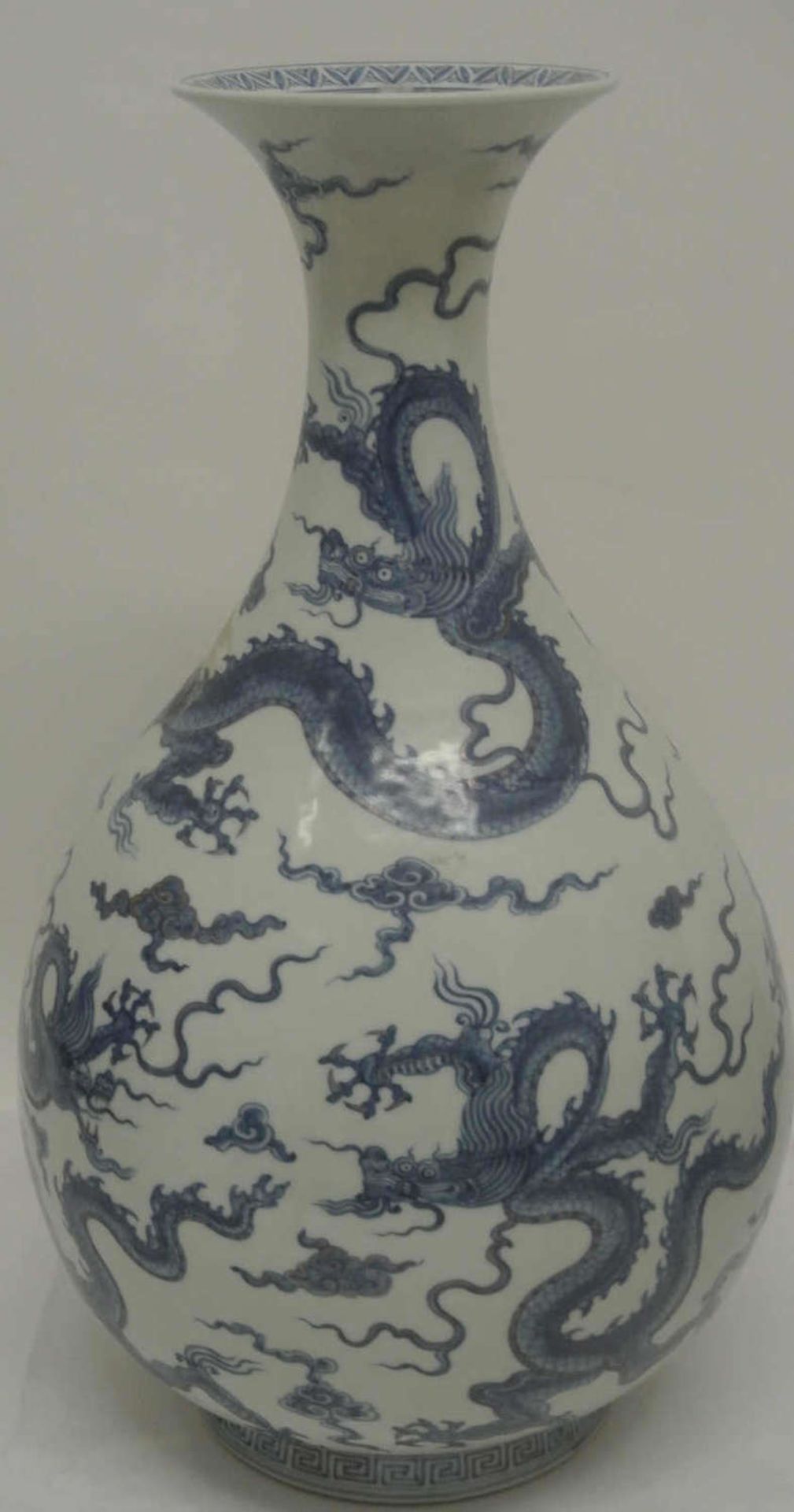 1 große Keramikvase China mit blauer Drachen-Glasur. Am Stand signiert. Höhe ca. 43 cm. Guter