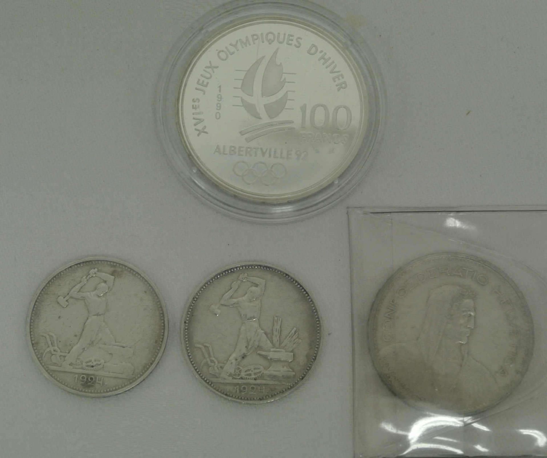 Lot von Silbermünzen, insgesamt 4 Stück, dabei 100 Francs 1990 Frankreich, 2x 50 Kopeken, Arbeiter