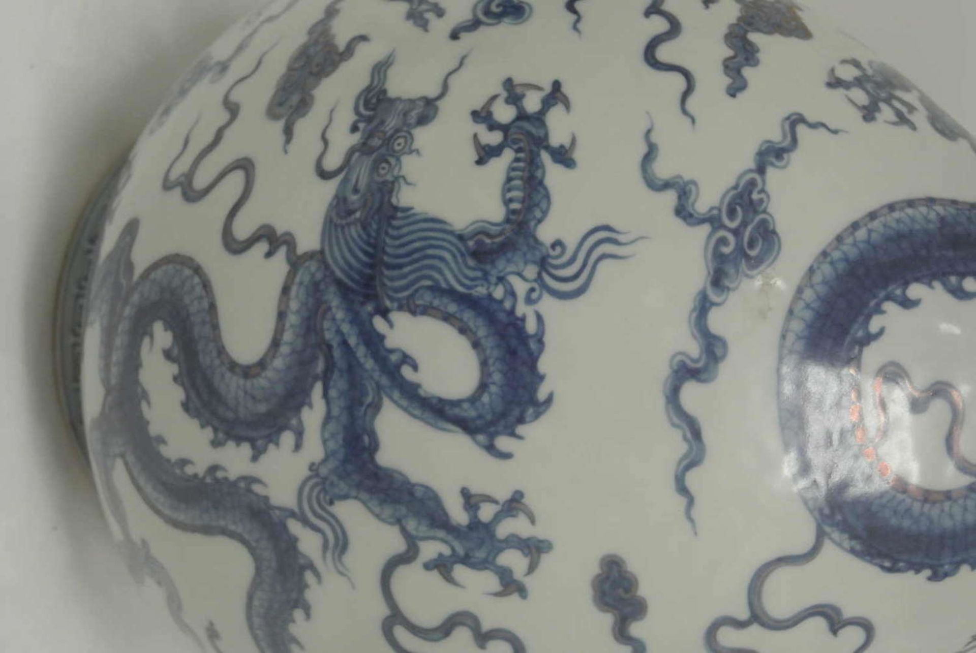 1 große Keramikvase China mit blauer Drachen-Glasur. Am Stand signiert. Höhe ca. 43 cm. Guter - Bild 2 aus 3