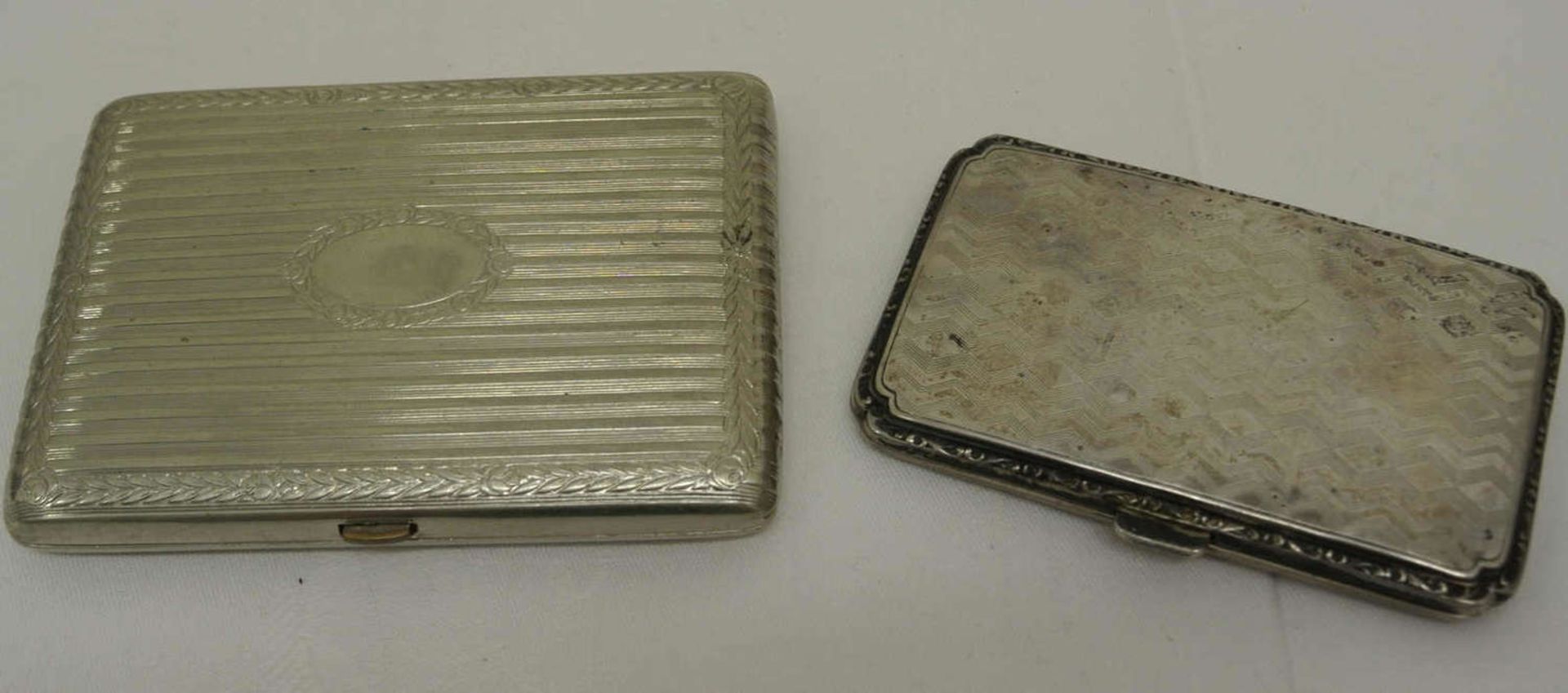 2 schöne Silberdosen für Zigaretten, bestehend aus 1x 800er Silber, Gewicht ca. 44 gr., sowie 1 Dose