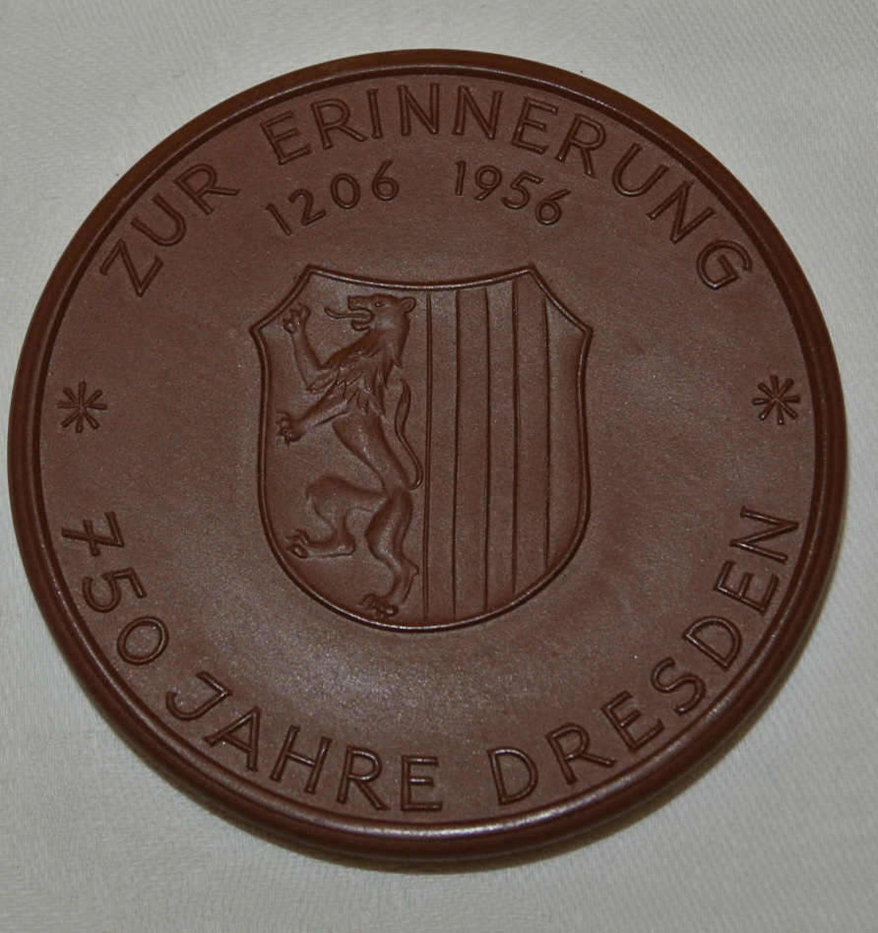 Große Meissen Porzellan-Medaille, 750 Jahre Dresden 1956. In Original Schachtel. Guter Zustand. - Bild 3 aus 3