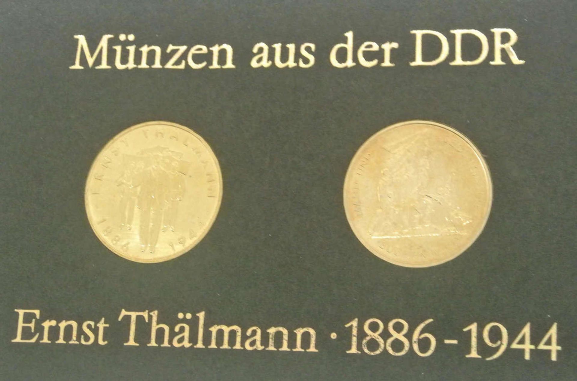 DDR, Münzen, 100. Geburtstag Ernst Thälmann, dabei 10 Mark Buchenwald Denkmal, im Original