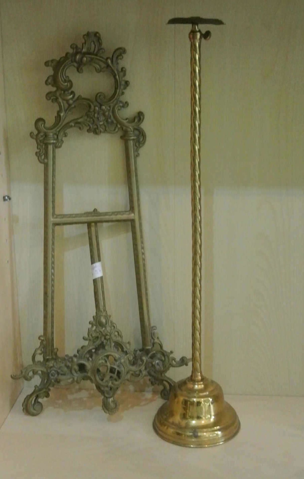 Messingstaffelei mit aufwendiger Verzierung, Höhe ca. 50 cm, guter Zustand, sowie 1 Lampenständer
