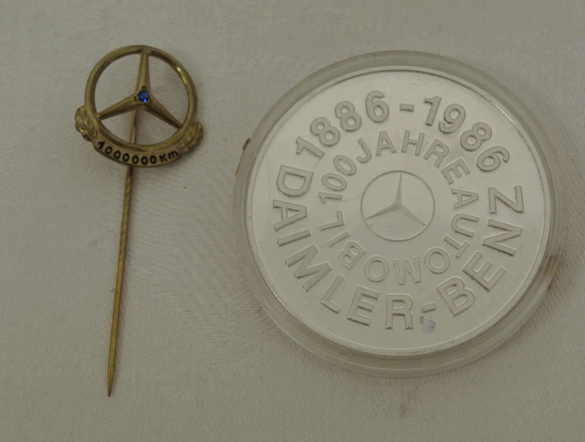 1 Anstecknadel Mercedes Benz 1.000.000 km, 333er Gelbgold mit Saphir, sowie 1 Silbermünze Mercedes - Bild 2 aus 3