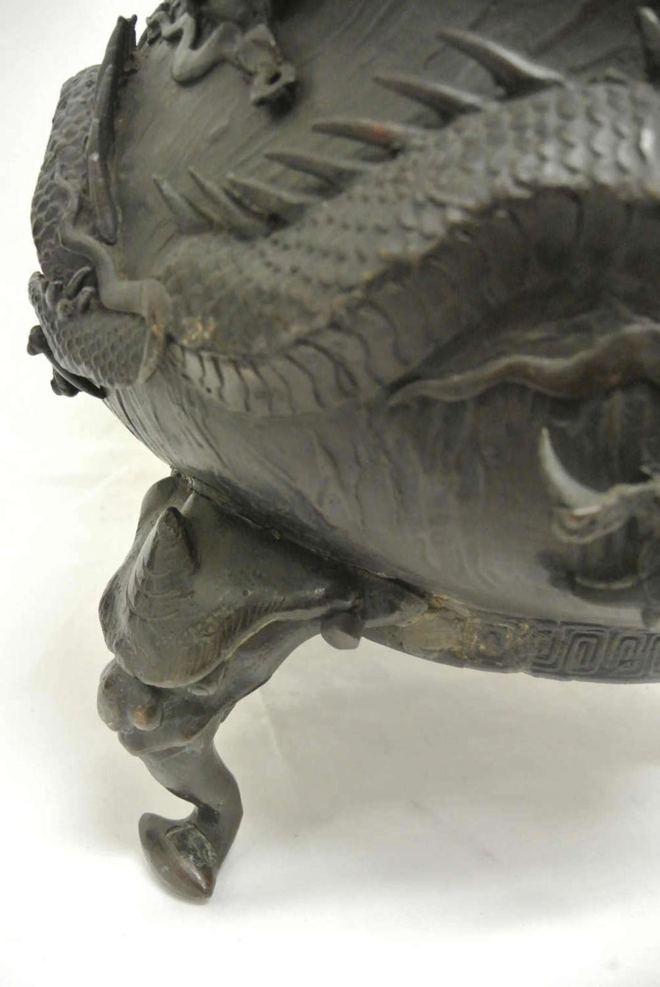 China, 1 großer Übertopf aus Bronze mit Drachenapplikationen, Ming - Dynastie. Sehr feine - Bild 3 aus 3