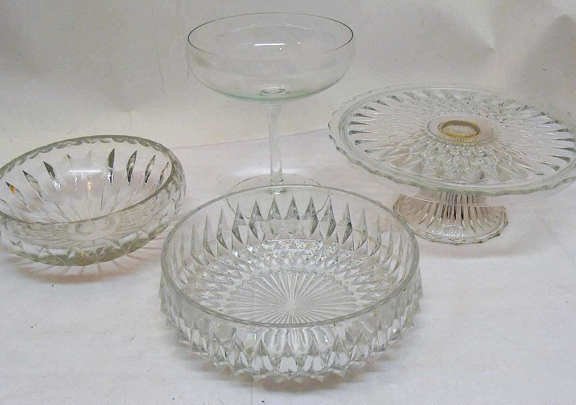 Lot Bleikristallglas, bestehend aus 2 Schüsseln, 1 Kuchenplatte, sowie 1 Glasschale.