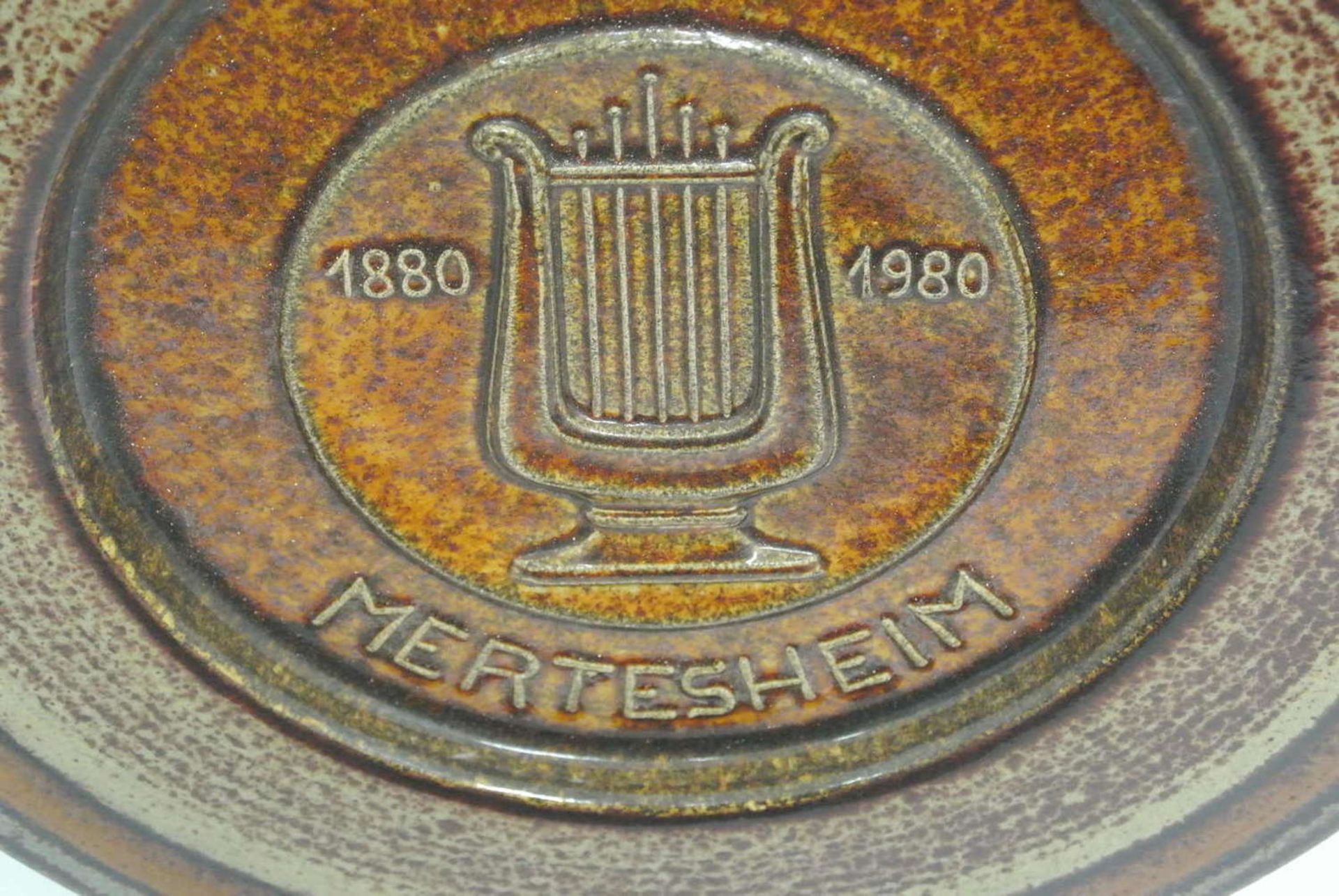 1 Studio-Keramik von Gehrig "100 Jahre Sängerverein Mertesheim 1880 - 1980" mit Signatur 1 studio - Bild 2 aus 2
