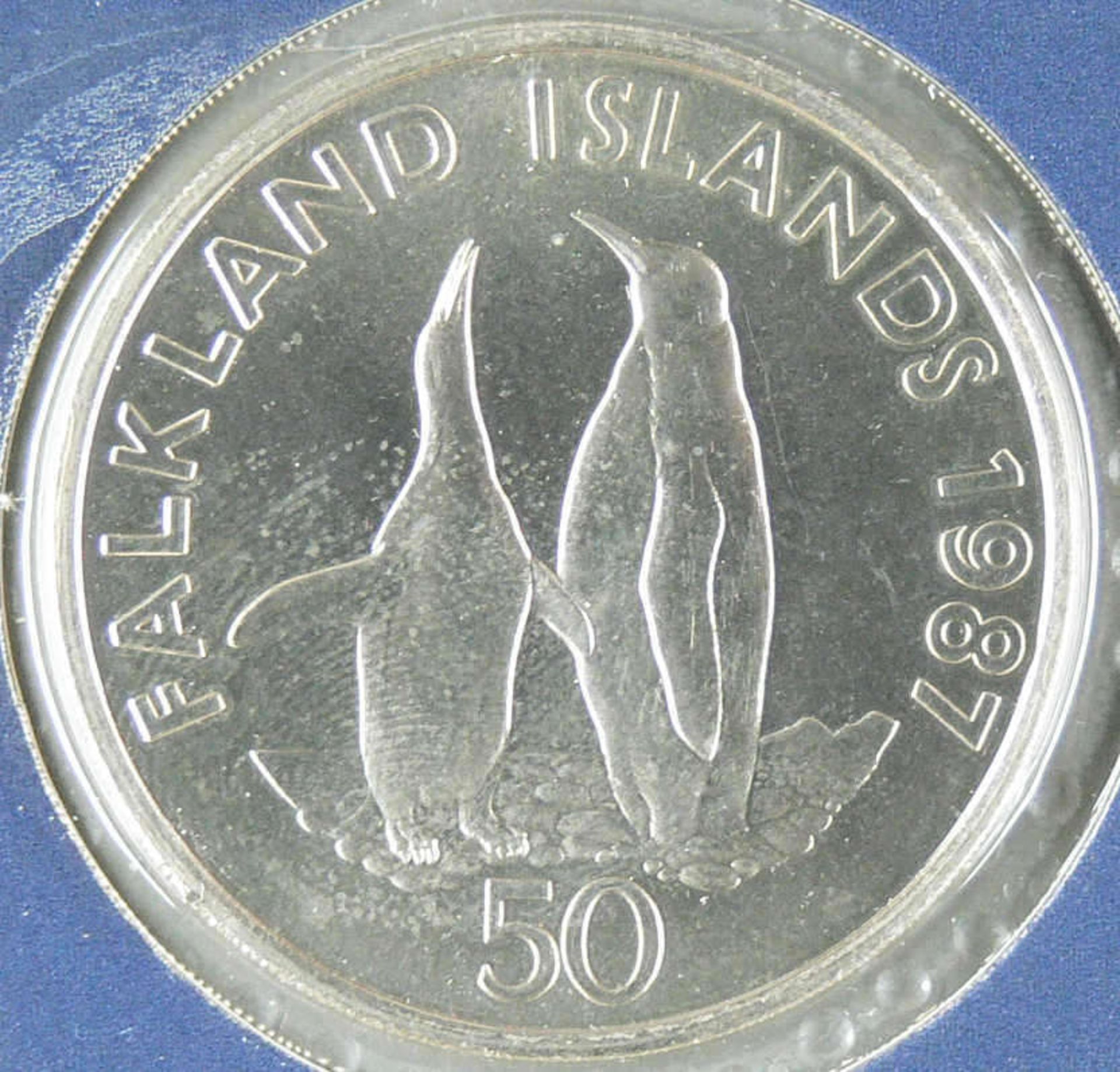 Falkland Inseln 1987, 50 Pence - Silbermünze "Königspinguine". Erhaltung PP. Im Blister.