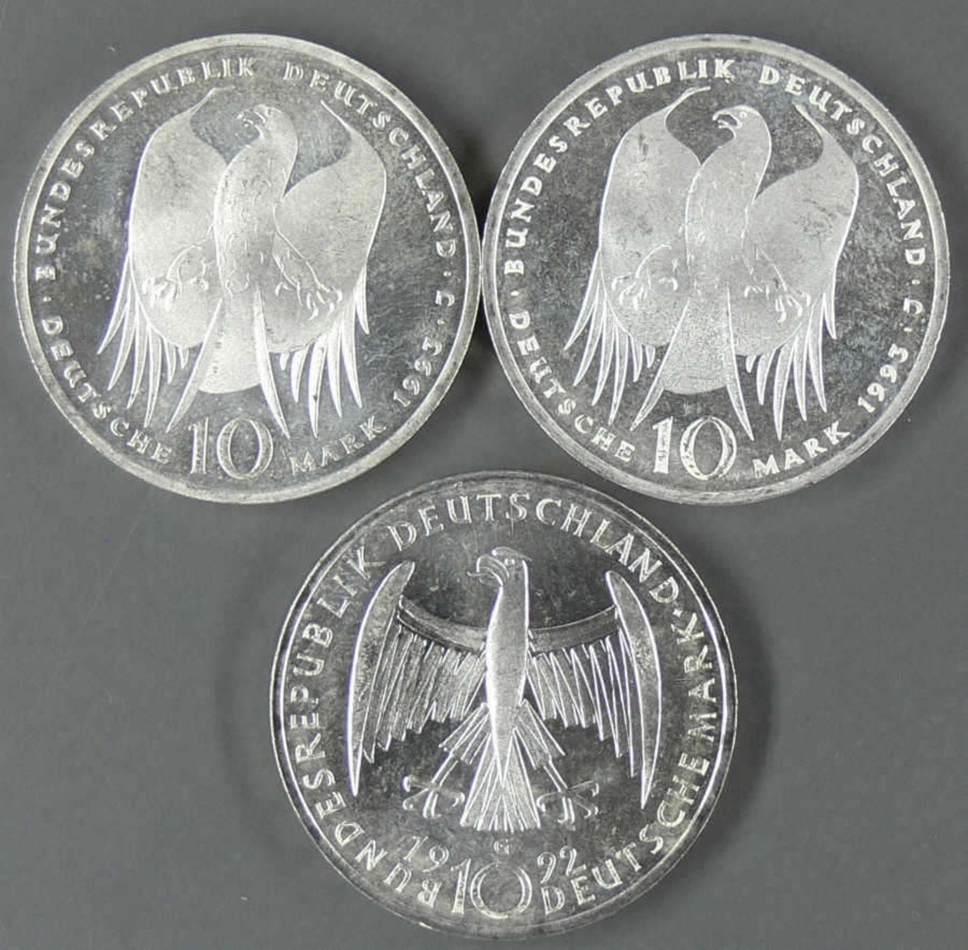 BRD, Lot 10.- DM - Silbermünzen, bestehend aus: 2 x 1993 "Robert Koch", 1992 "Käthe Kollwitz". - Bild 2 aus 2