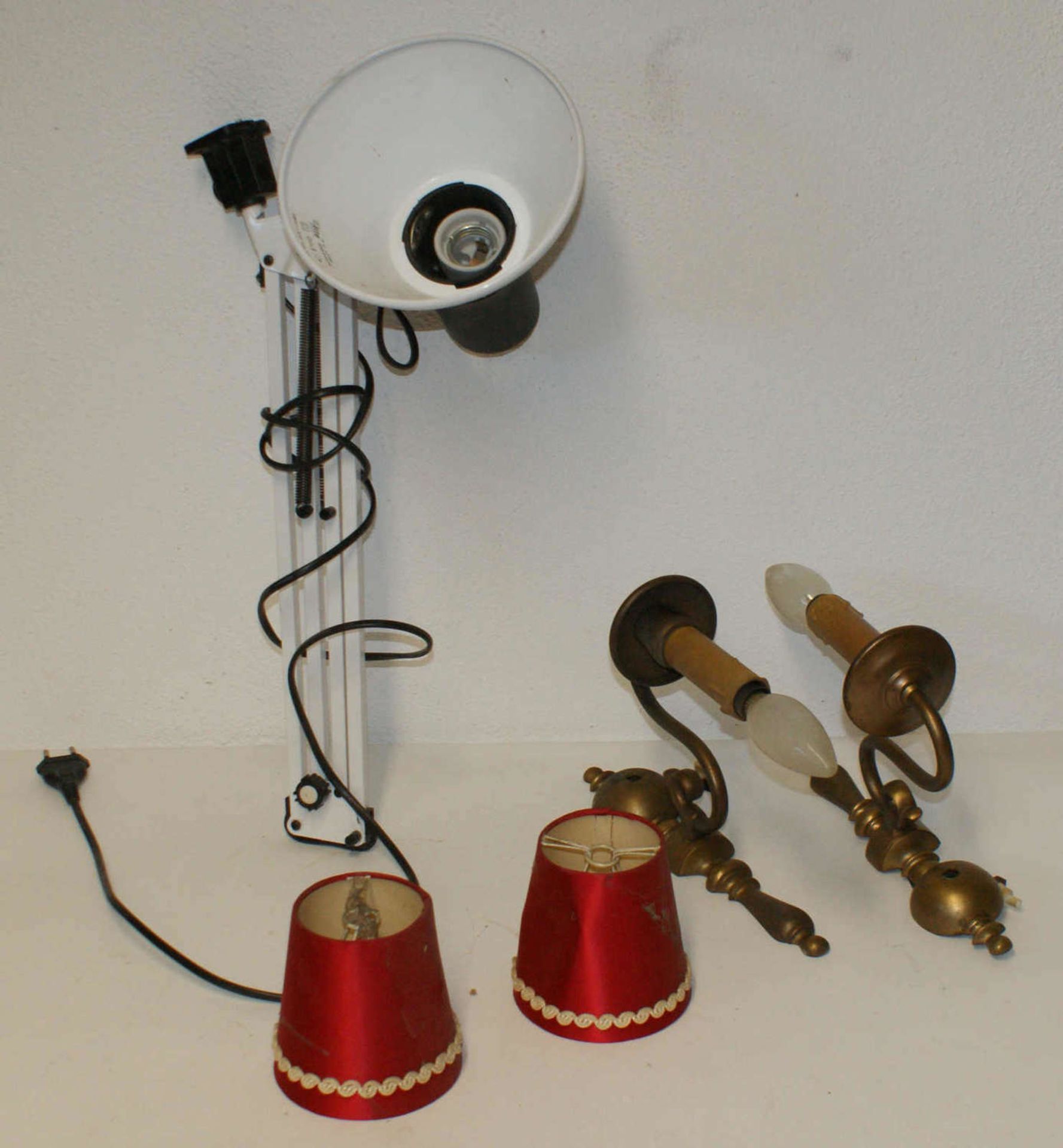 Kleines Lampenkonvolut, bestehend aus 1 Paar Wandlampen aus Messing mit rotem Lampenschirm, sowie